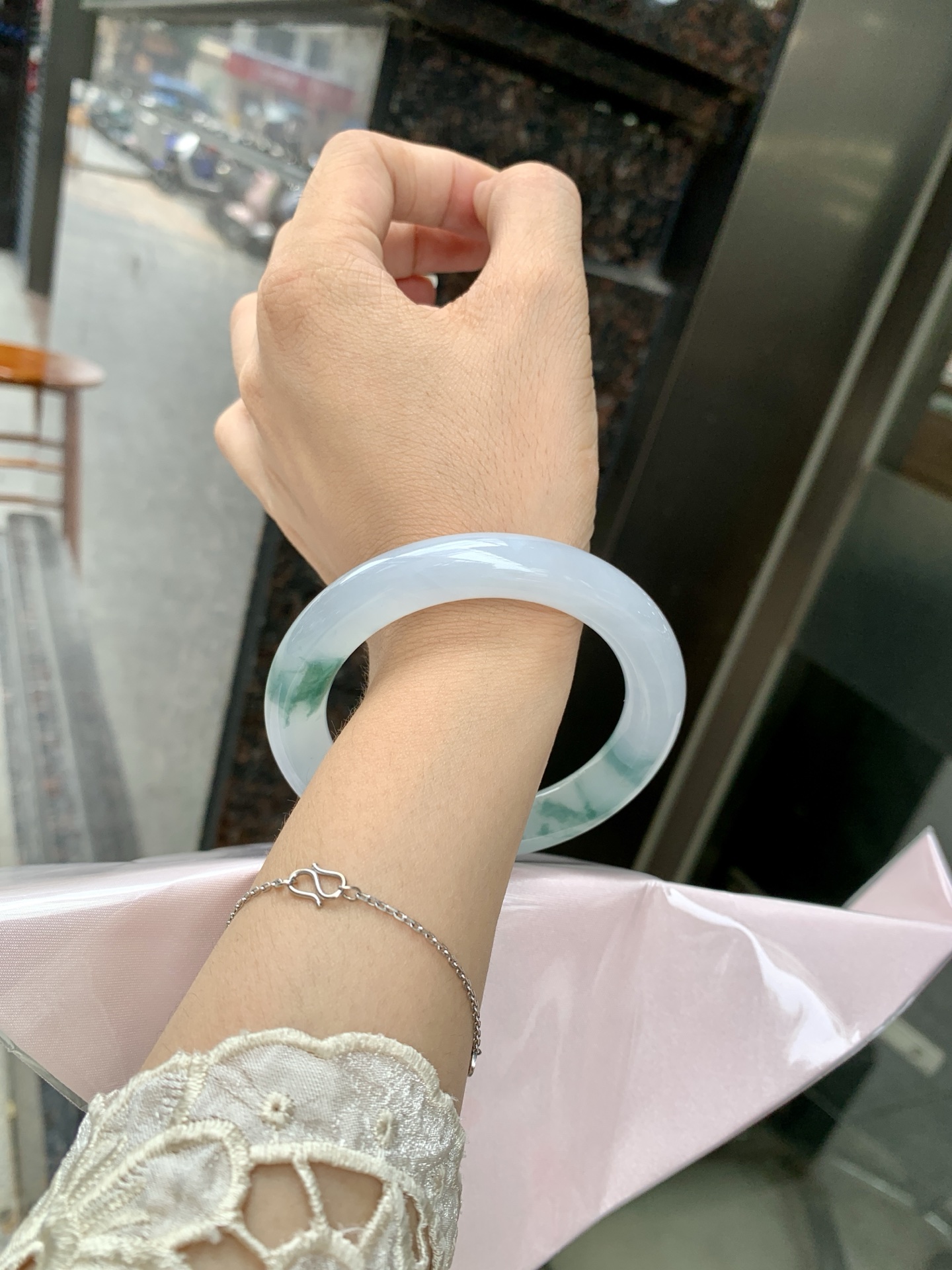 冰飘花圆条 56.8-10.6-10.3 0627-N1092 打灯细纹，底妆胶润细腻，冰底中开出了朵朵兰花，飘花灵动飘逸，勾勒出一幅唯美诗意的山水意境画，古典优雅又秀气