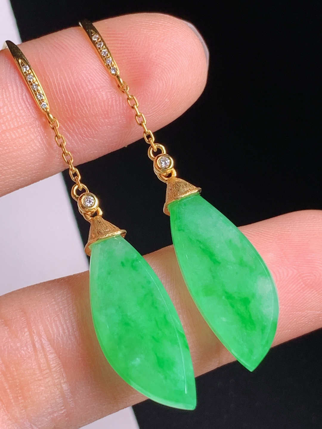 冰种阳绿随形耳坠，翠色灵动种水通透，金镶精工秀气雅致 5206