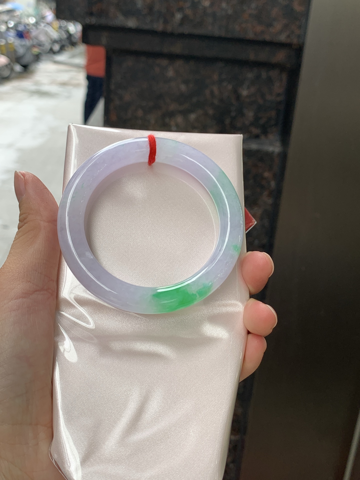 春彩圆条 53.5-10.1-9.8 0628-N1100 打灯纹裂，阳绿花碰上梦幻般的春，像是融化了的春天，所有的美好交织在一起，让人心生宁静而淡淡的欢喜