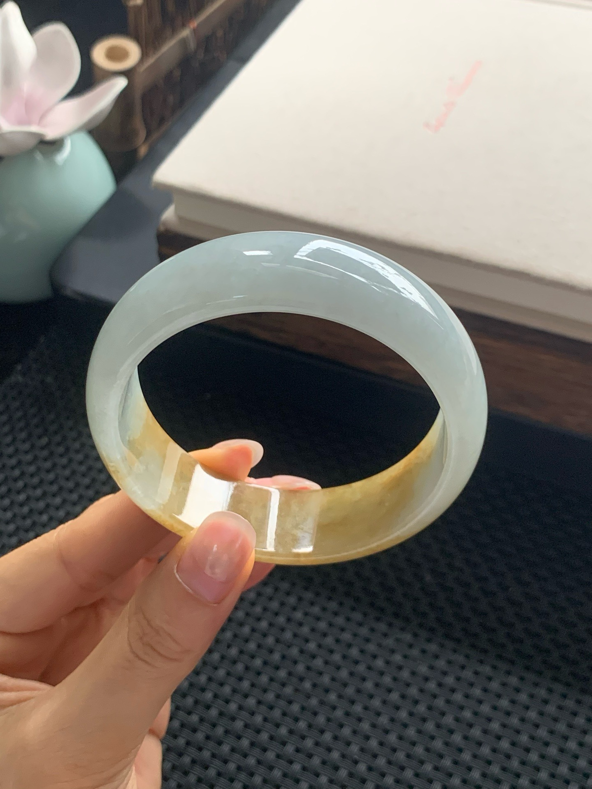 冰润飘黄翡宽版正圈手镯，圈口60.1-18.8-7.3，看到它就不禁联想“春日明媚”这个词。就好似秋