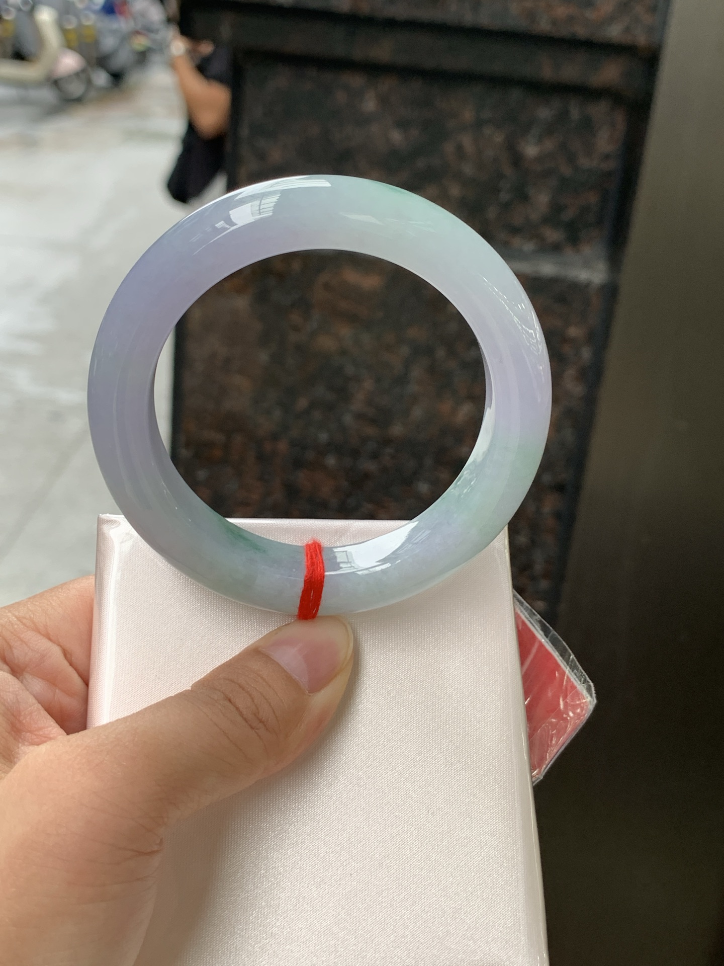 春彩正圈 0628-N930-13 淡紫底色交织果绿底色，底妆细腻温润，色泽自然柔和，一镯双色，韵味独特，日常佩戴超显气质。