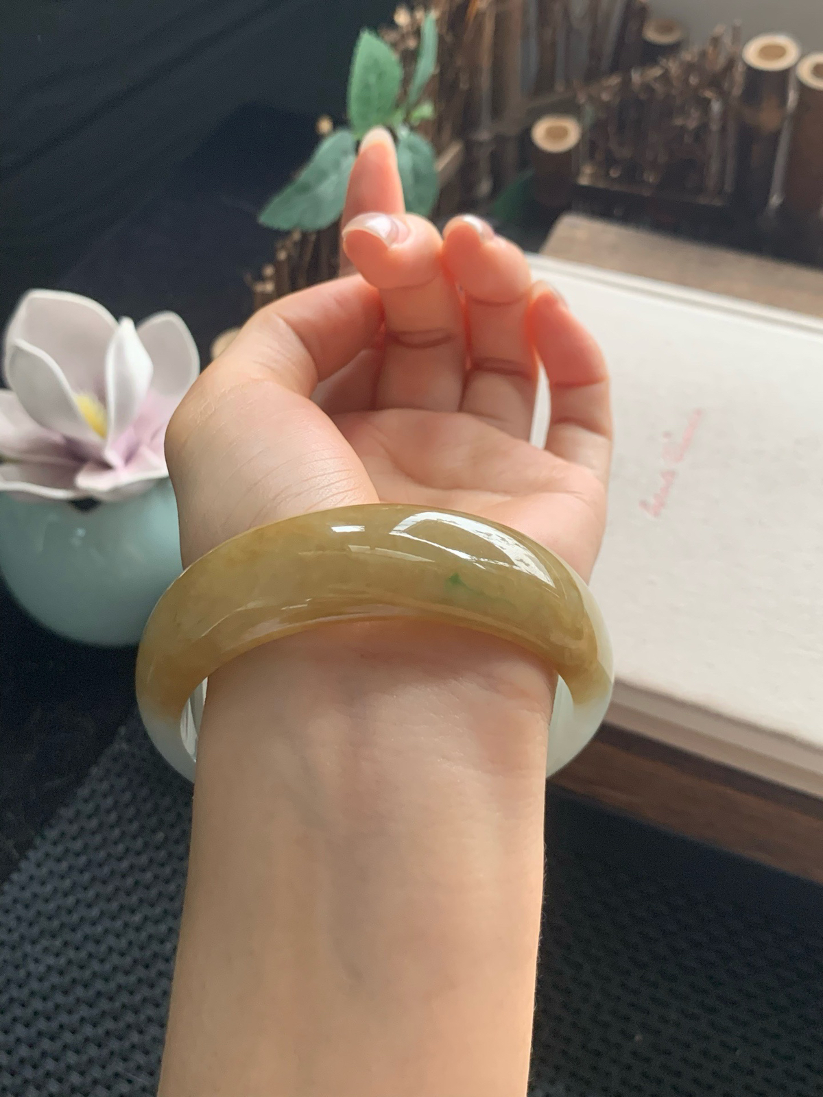 冰润飘黄翡宽版正圈手镯，圈口60.1-18.8-7.3，看到它就不禁联想“春日明媚”这个词。就好似秋日的落叶，这黄翡，似是春光无限，使整个镯子看上去更唯美，飘点点小绿意！更加吸引眼光！超美！完美！超值！