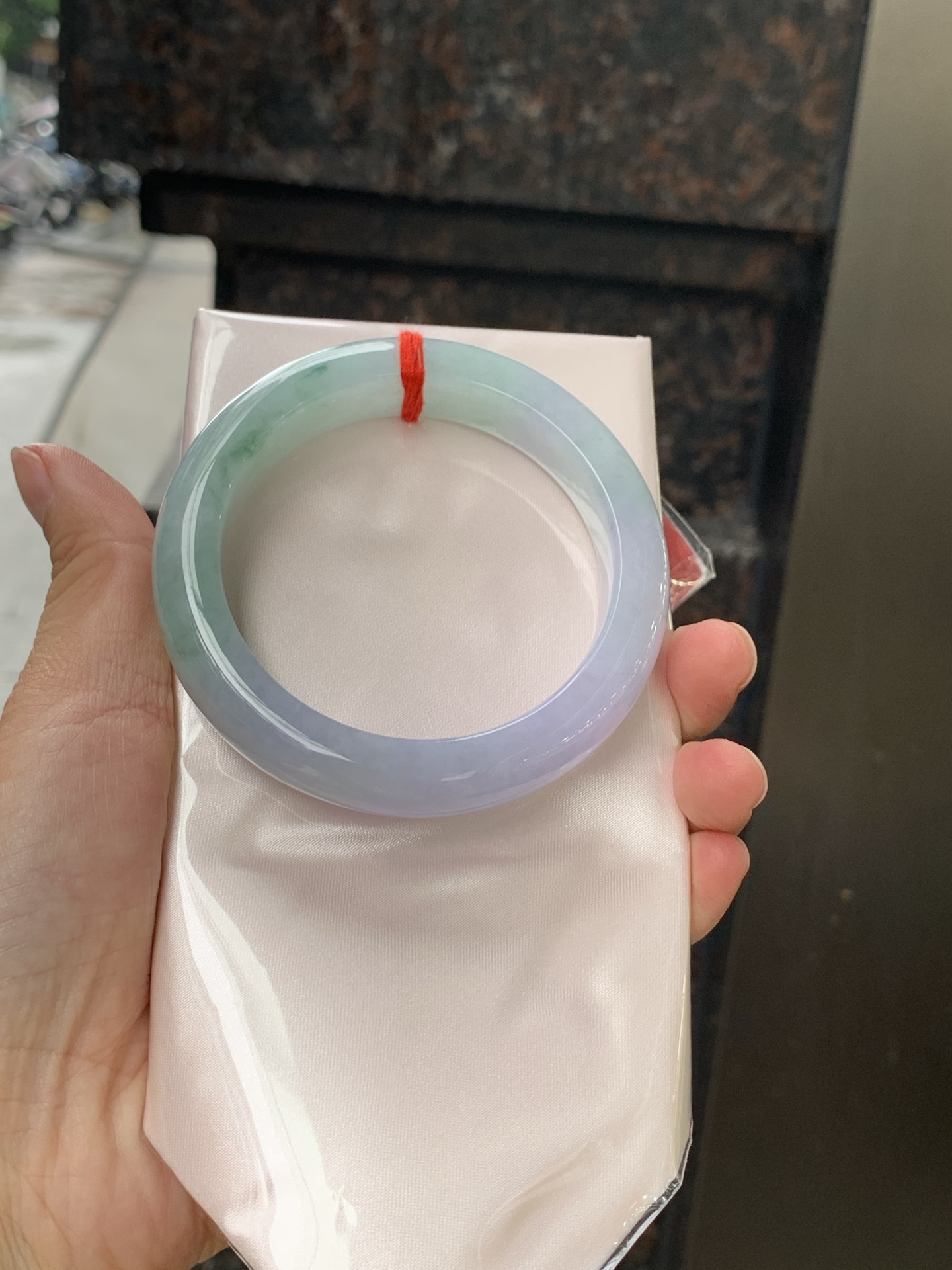 春彩正圈 0628-N930-10 无裂，淡紫底色交织果绿底色，底妆细腻温润，色泽自然柔和，一镯双色，韵味独特，日常佩戴超显气质。