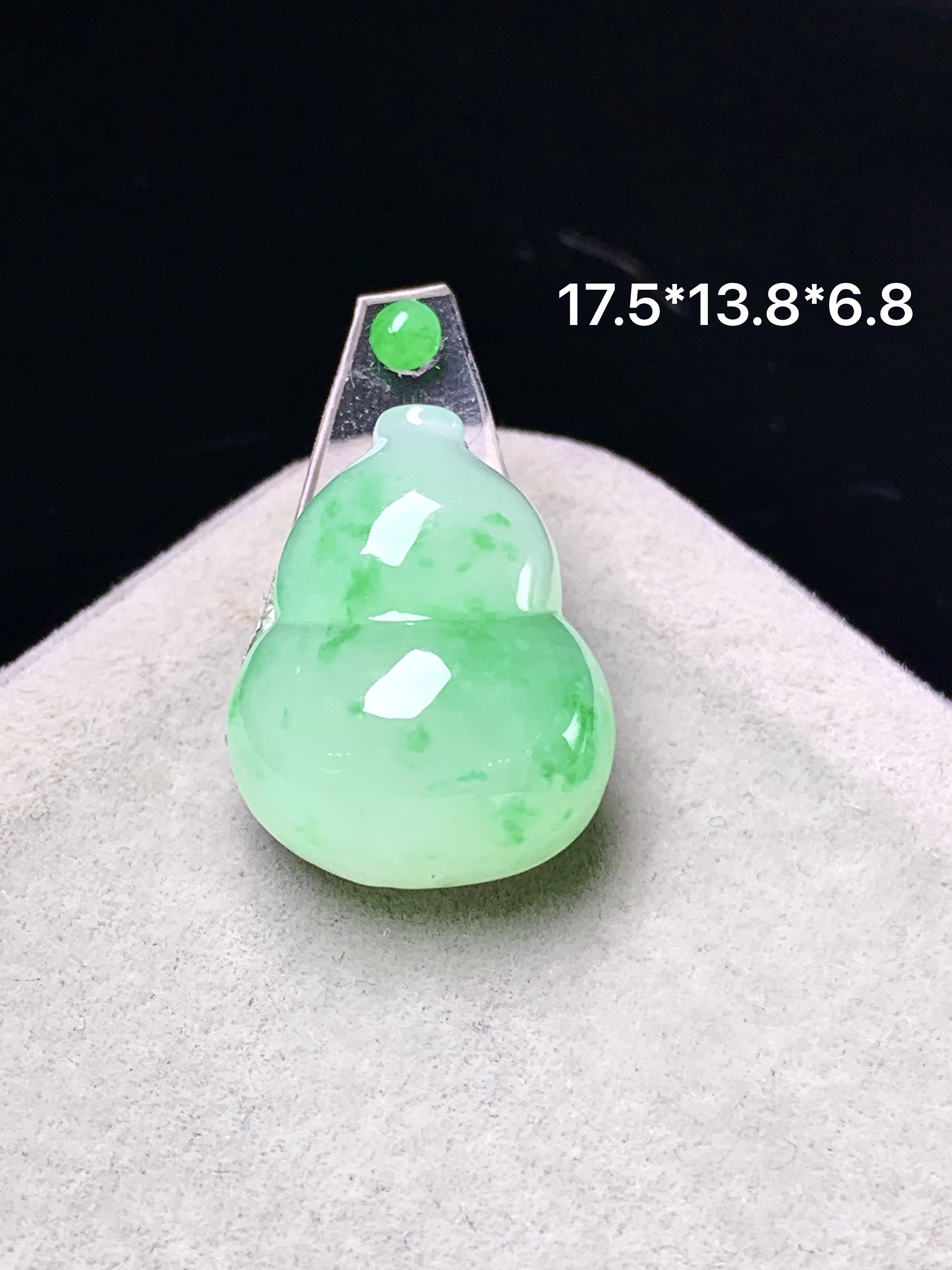 镶嵌款 飘阳绿葫芦吊坠 玉质细腻 色泽艳丽清新 整体尺寸17.5*13.8*6.8 2x
