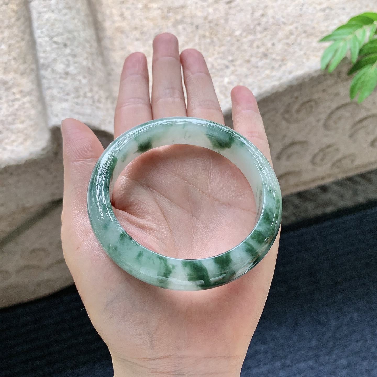 正圈56 57【圈口】57.2/12.9/8.7【编码】WW062812【描述】细糯飘花，水润，种老