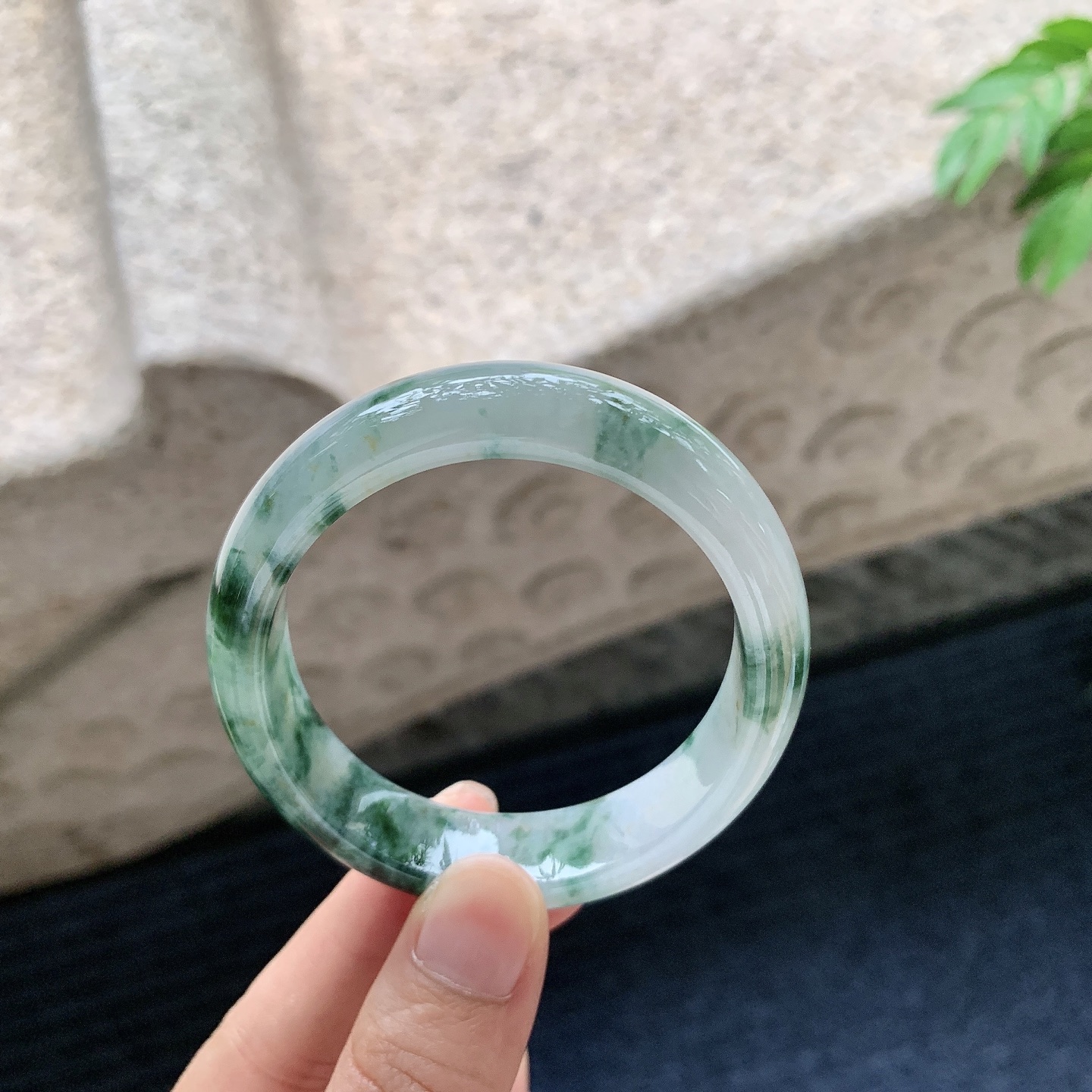 贵妃54 55 圈口55.2/49.8/12.8/7.4 编码WW062816 描述细糯飘花，水润，种老，细腻，无裂