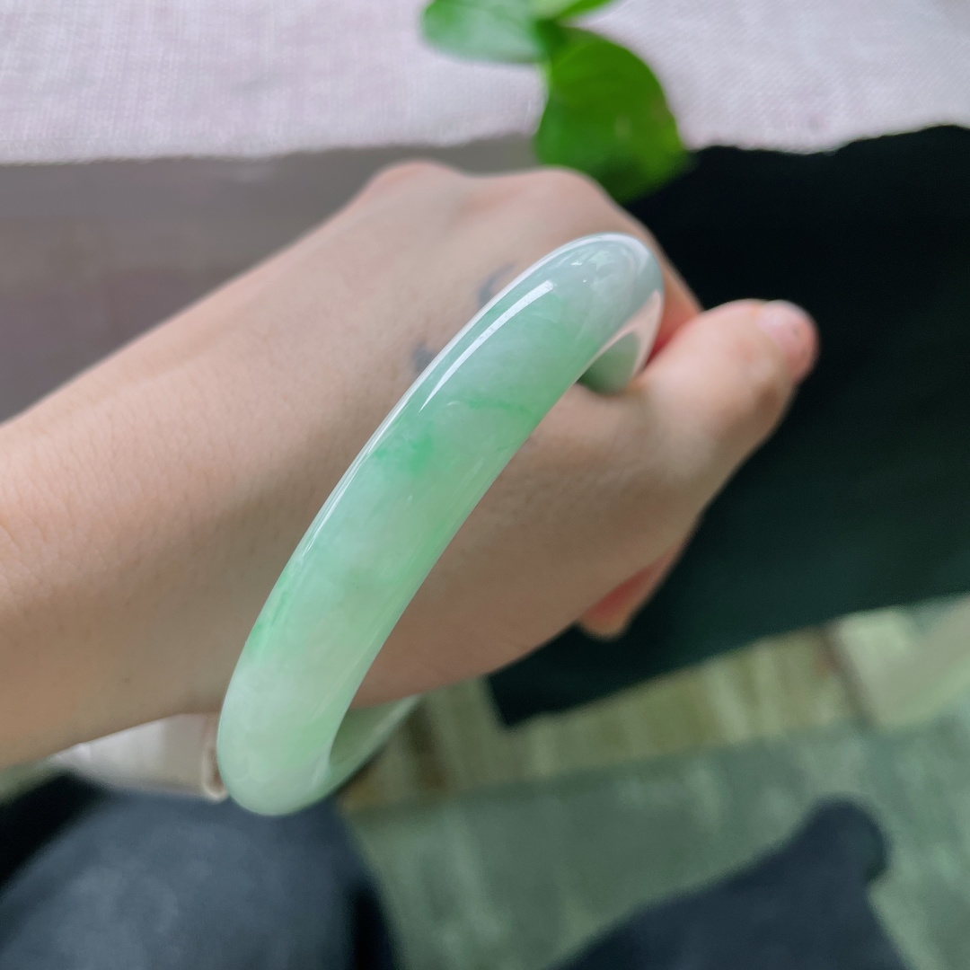 58.7/10.4/8.9，飘绿正圈，有纹，洒乌鸡，清新柳条绿飘花，玉质温润通透，绿意灵动雅致。ss55208a