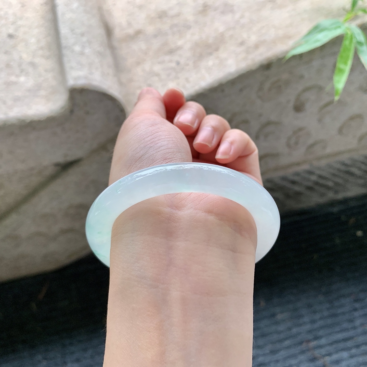 圆条54 55【圈口】54.8/10.2/9.7【编码】C5062825【描述】糯冰飘花，水润，种老，细腻，无裂
