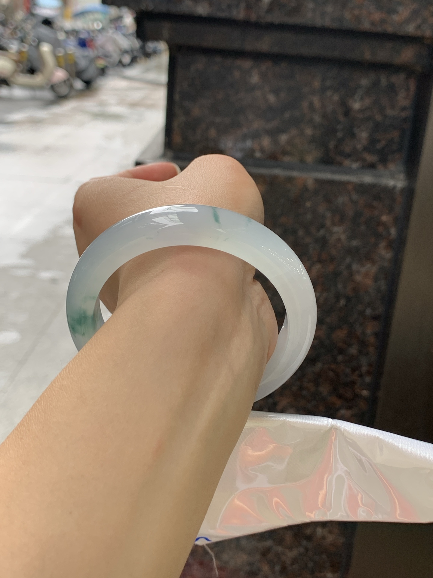 冰飘花正圈 58.2-12.6-9 0628-N1102-1 打灯纹裂，底妆胶润细腻，冰底中开出了朵朵兰花，飘花灵动飘逸，勾勒出一幅唯美诗意的山水意境画，古典优雅又秀气