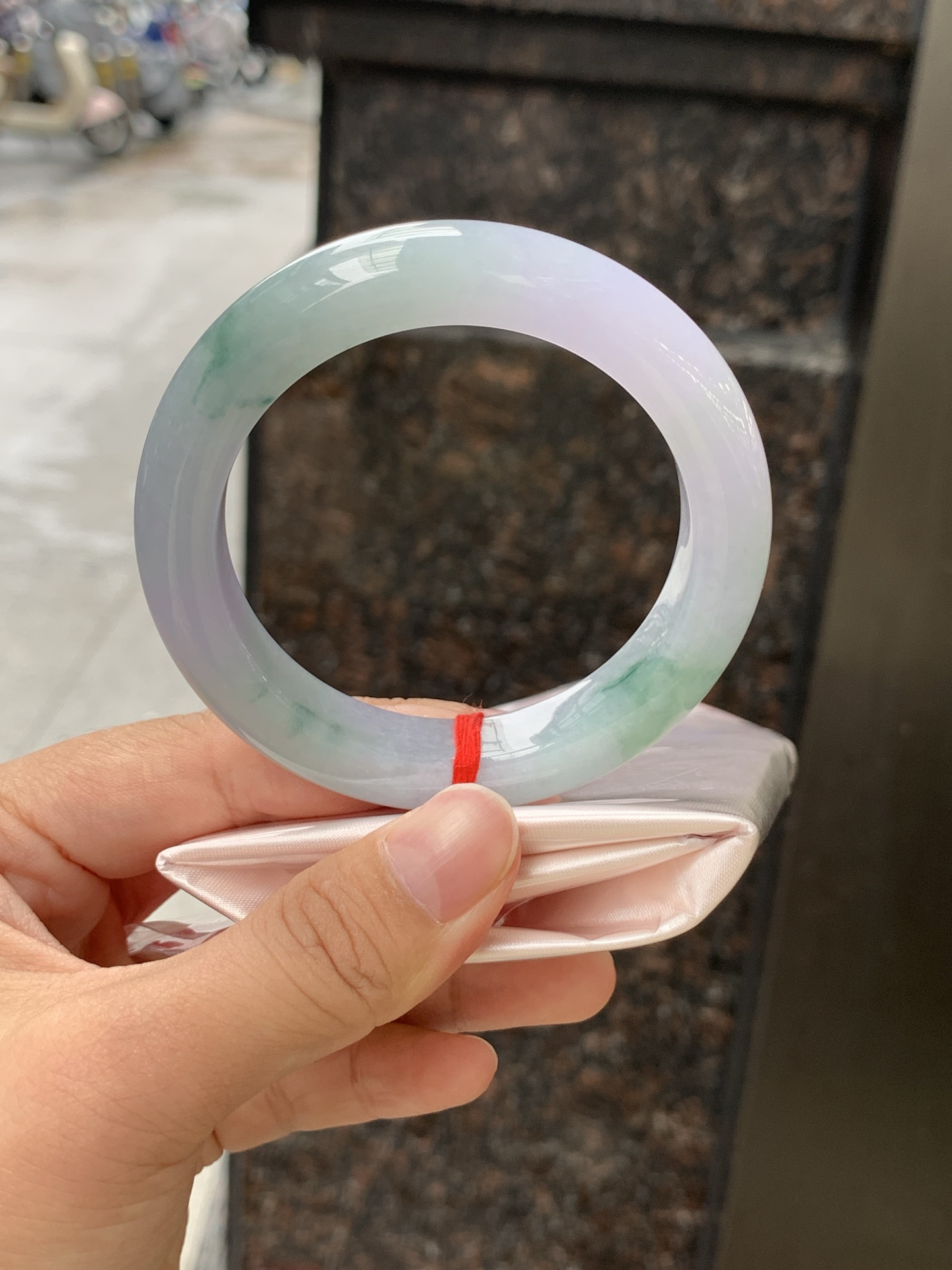 春彩正圈 0628-N930-13 淡紫底色交织果绿底色，底妆细腻温润，色泽自然柔和，一镯双色，韵味