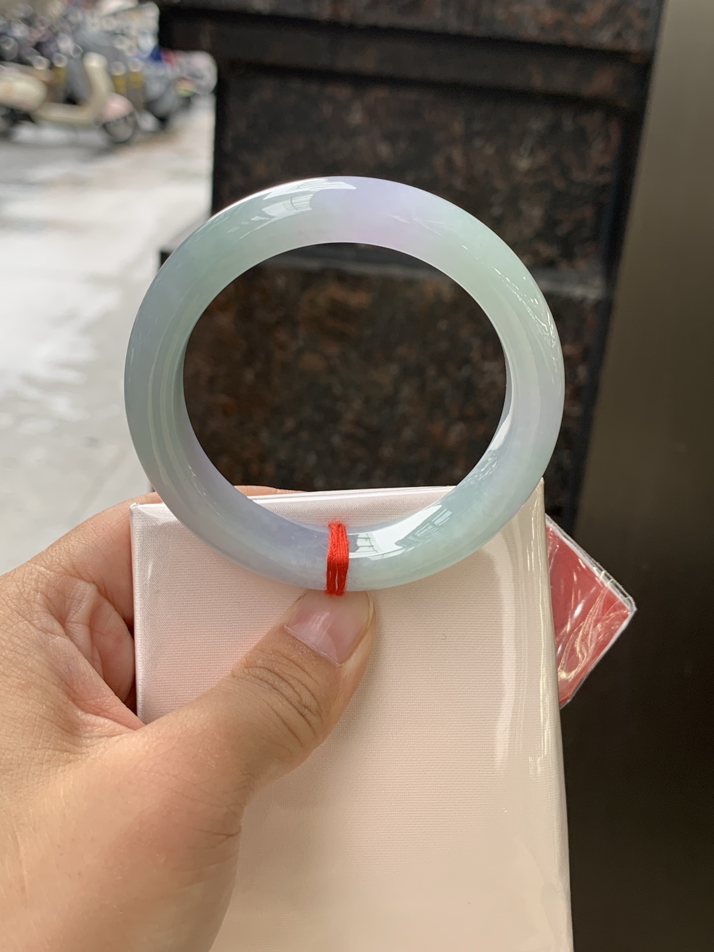 春彩正圈 0628-N930-11 无裂，淡紫底色交织果绿底色，底妆细腻温润，色泽自然柔和，一镯双色，韵味独特，日常佩戴超显气质。