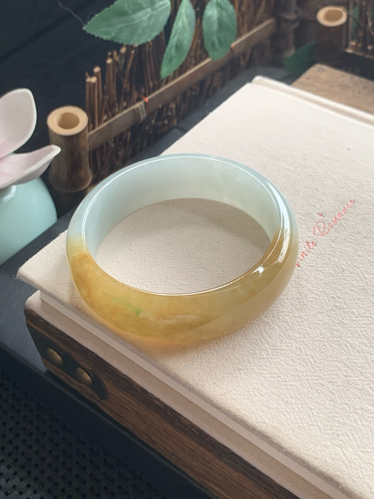 冰润飘黄翡宽版正圈手镯，圈口60.1-18.8-7.3，看到它就不禁联想“春日明媚”这个词。就好似秋日的落叶，这黄翡，似是春光无限，使整个镯子看上去更唯美，飘点点小绿意！更加吸引眼光！超美！完美！超值！