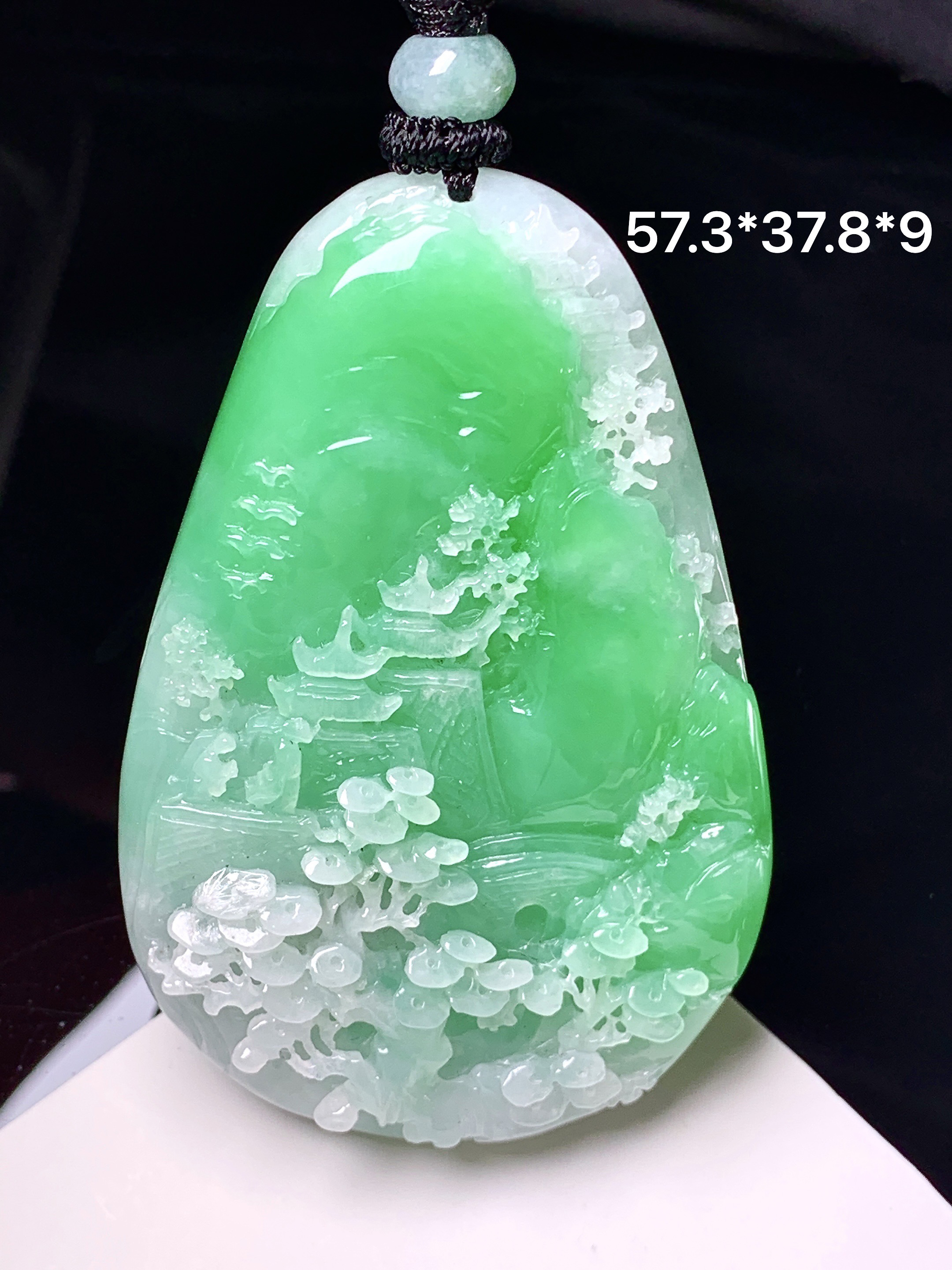 飘绿山水牌子吊坠 玉质细腻 色泽艳丽清新 整体尺寸57.3*37.8*9 w1