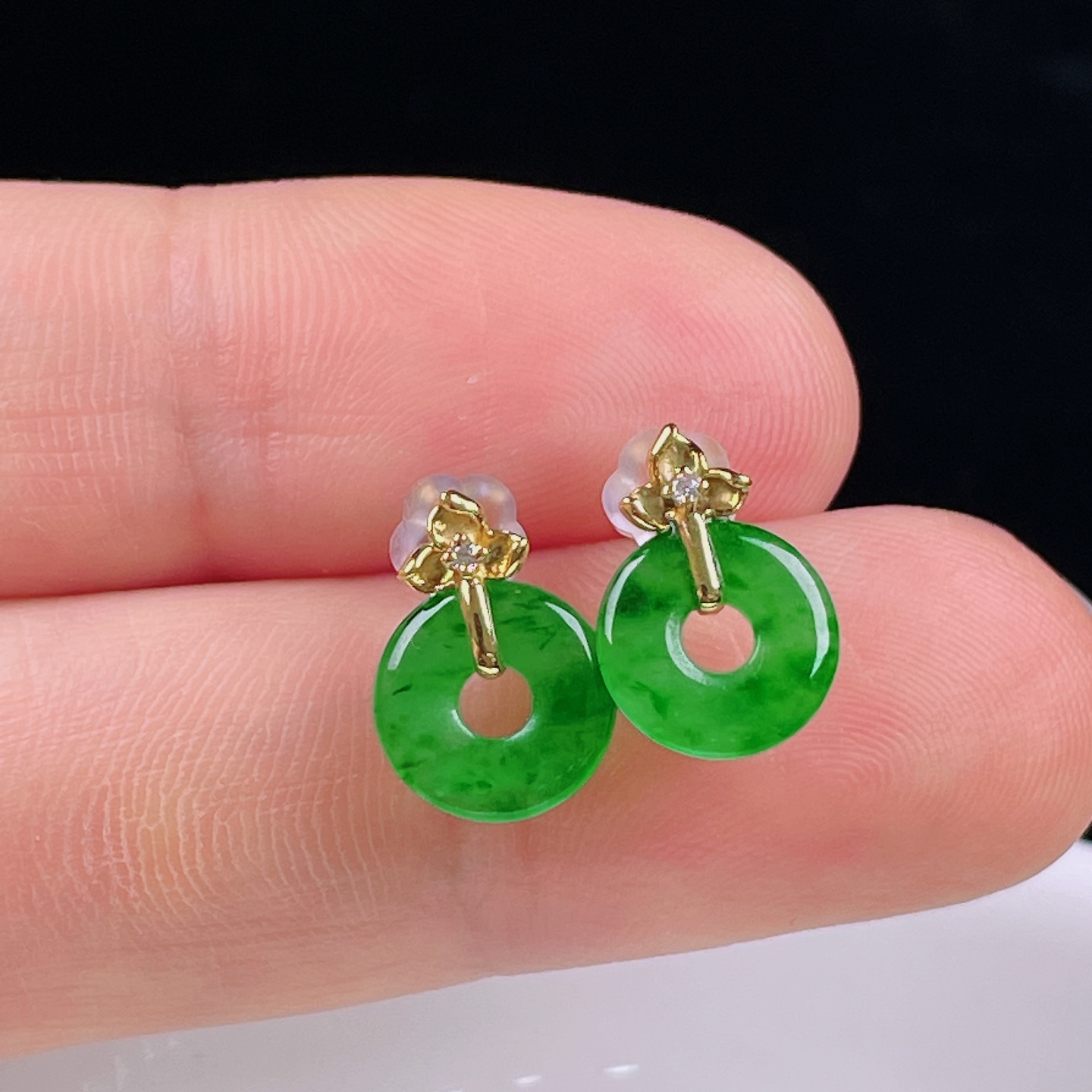 ️辣绿耳钉，老种起光，细底通透，尺寸：12.6/8.4/1.8mm0628