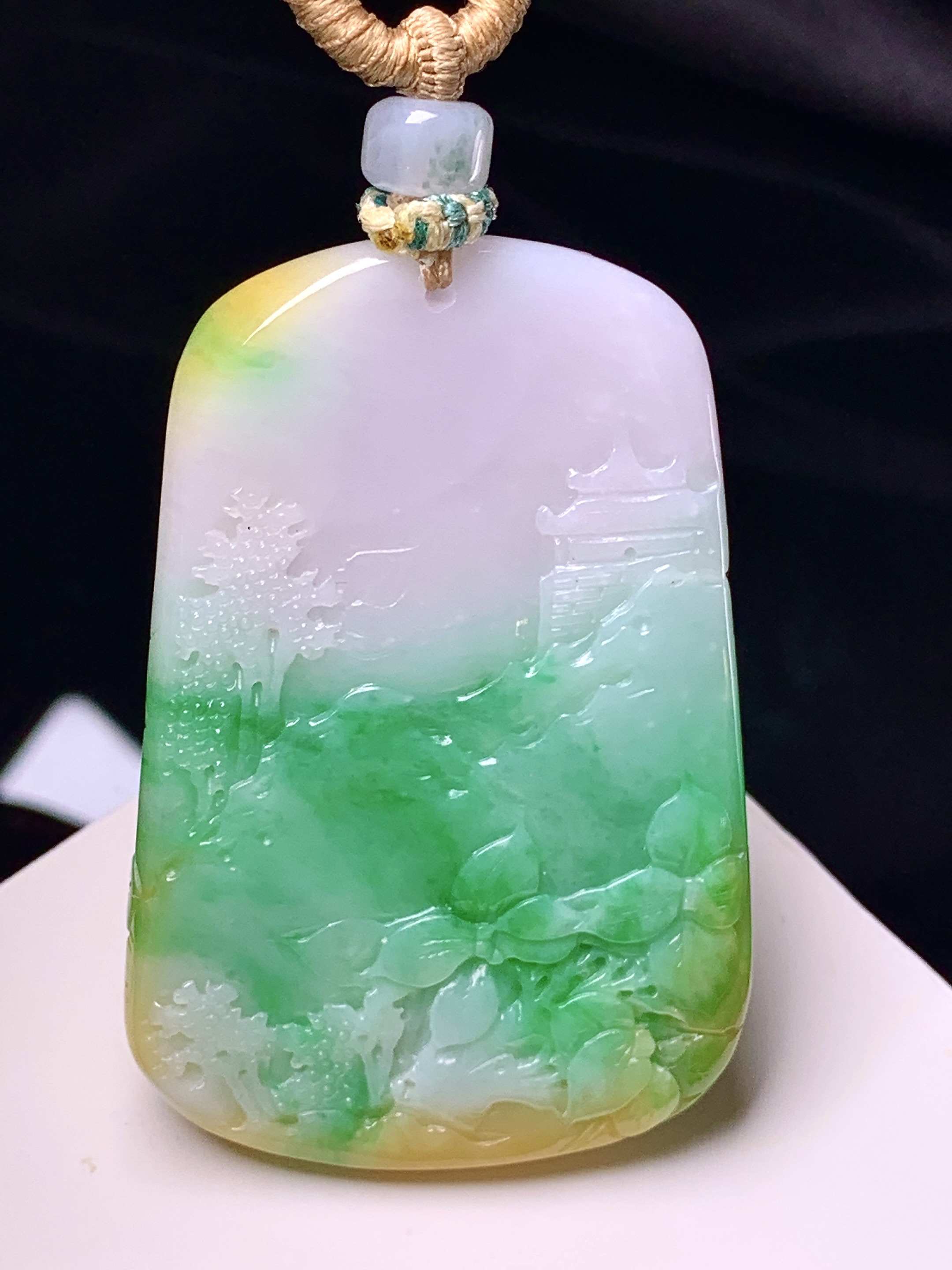 飘黄绿翡山水牌子吊坠 玉质细腻 色泽艳丽清新 整体尺寸51*34.2*6.8 a2