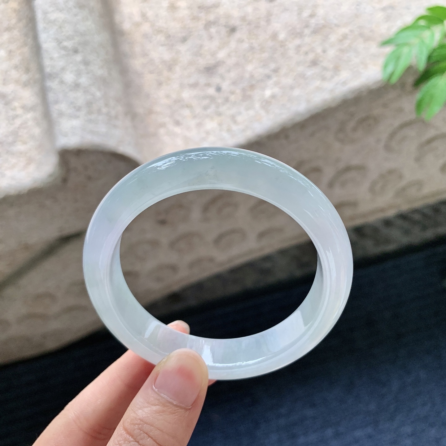 正圈55 56【圈口】55.9/12.8/8.4【编码】C5062826【描述】淡椿彩，水润，种老，细腻，有絮线