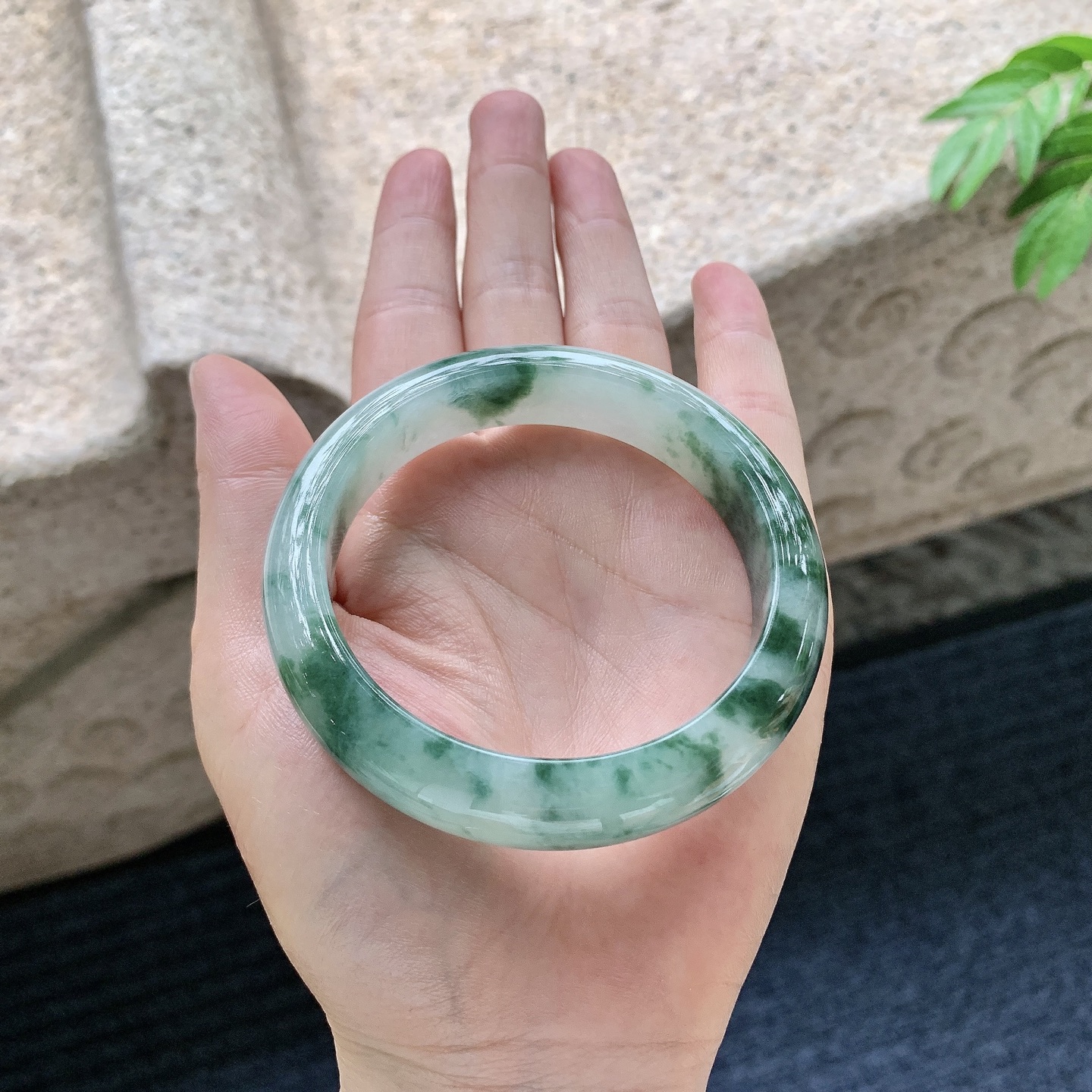 正圈56 57【圈口】57.2/12.9/8.7【编码】WW062812【描述】细糯飘花，水润，种老，细腻，无裂