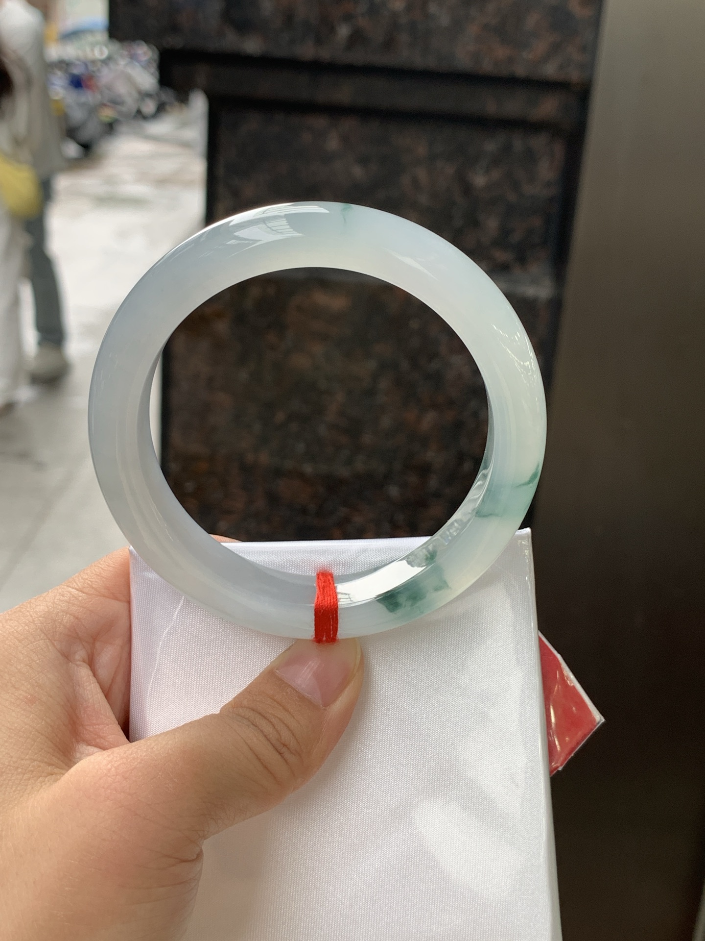 冰飘花正圈 58.2-12.6-9 0628-N1102-1 打灯纹裂，底妆胶润细腻，冰底中开出了朵朵兰花，飘花灵动飘逸，勾勒出一幅唯美诗意的山水意境画，古典优雅又秀气