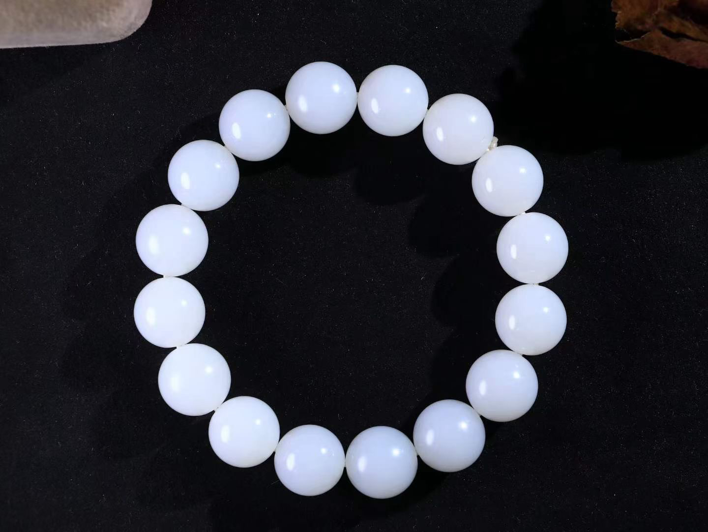 【珠圆玉润.手串】

精品️和田玉白玉珠圆玉润手串 玉质温润细腻  整串打磨圆润，佩戴舒适。珠珠落玉盘，间关莺语花底滑，一生美好时光，无论身在何处，都有它相伴相守。事事顺遂，幸福美满，吉祥如意。重56.5克 尺寸取一13.3mm FDL-16602513