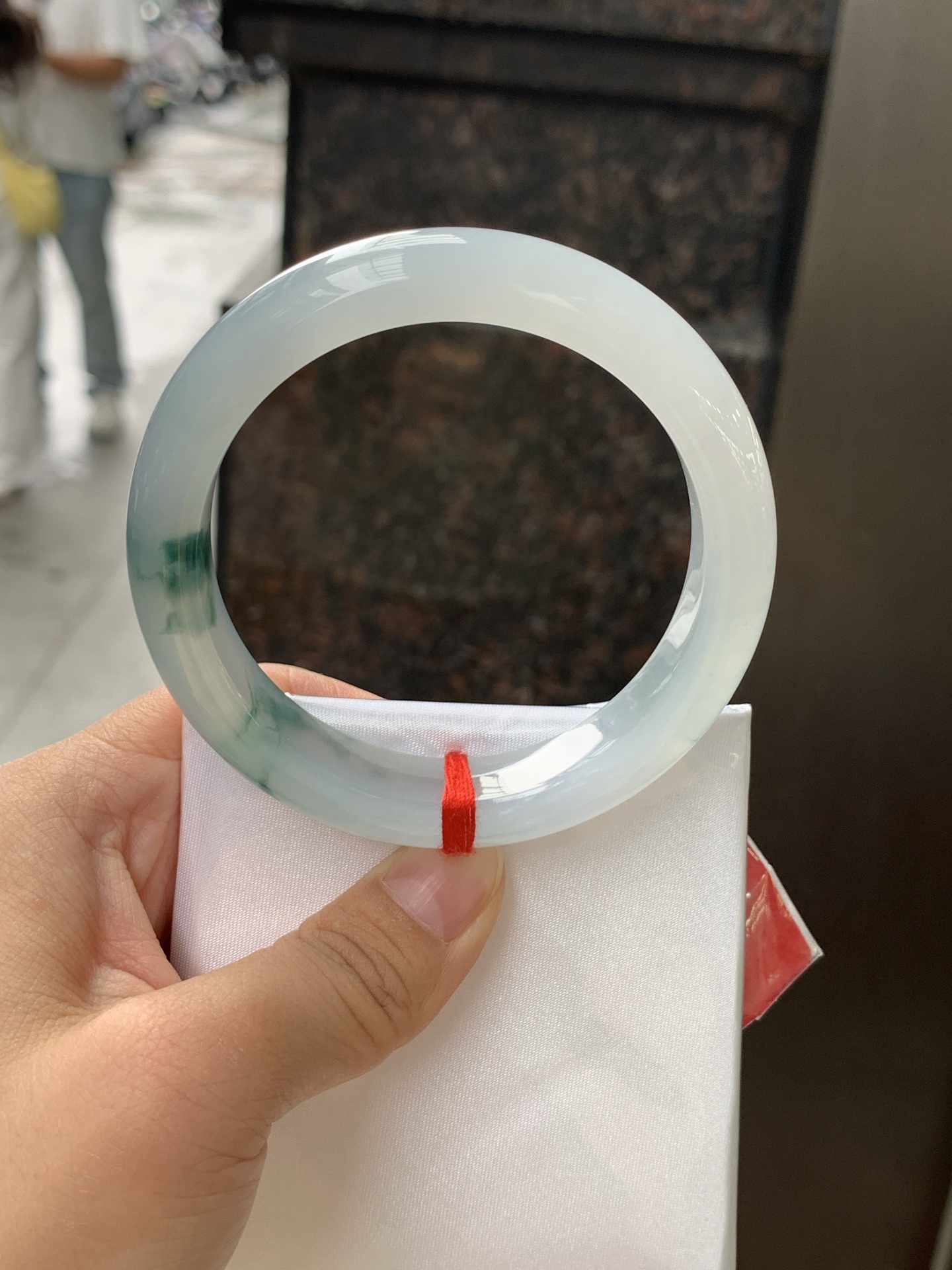 冰飘花正圈 58.2-12.6-9 0628-N1102-1 打灯纹裂，底妆胶润细腻，冰底中开出了朵朵兰花，飘花灵动飘逸，勾勒出一幅唯美诗意的山水意境画，古典优雅又秀气