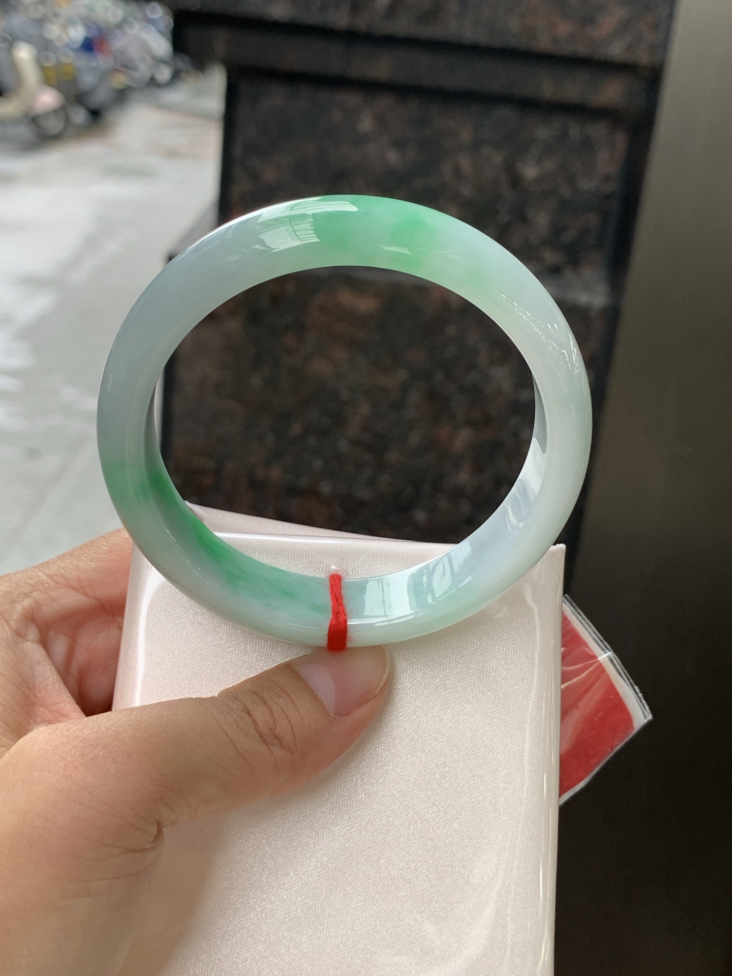飘阳绿正圈 59.2-14.2-7.5 0628-SJ-126 无裂，飘阳绿花，鲜艳得像新冒头的嫩芽，灵动清新，即柔和又充满生机。