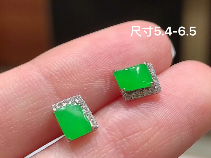 18K 冰绿随形耳钉 无裂,尺寸，5.4-6.5