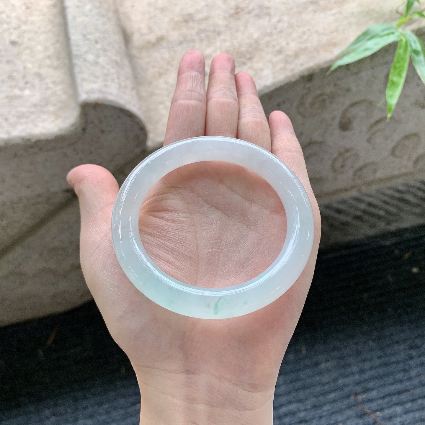 圆条54 55【圈口】54.8/10.2/9.7【编码】C5062825【描述】糯冰飘花，水润，种老，细腻，无裂