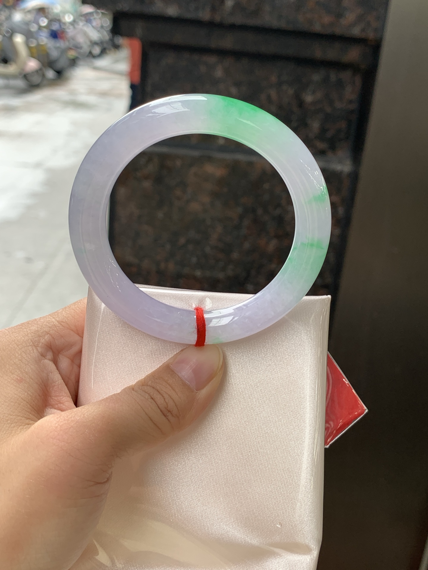 春彩圆条 53.5-10.1-9.8 0628-N1100 打灯纹裂，阳绿花碰上梦幻般的春，像是融化了的春天，所有的美好交织在一起，让人心生宁静而淡淡的欢喜