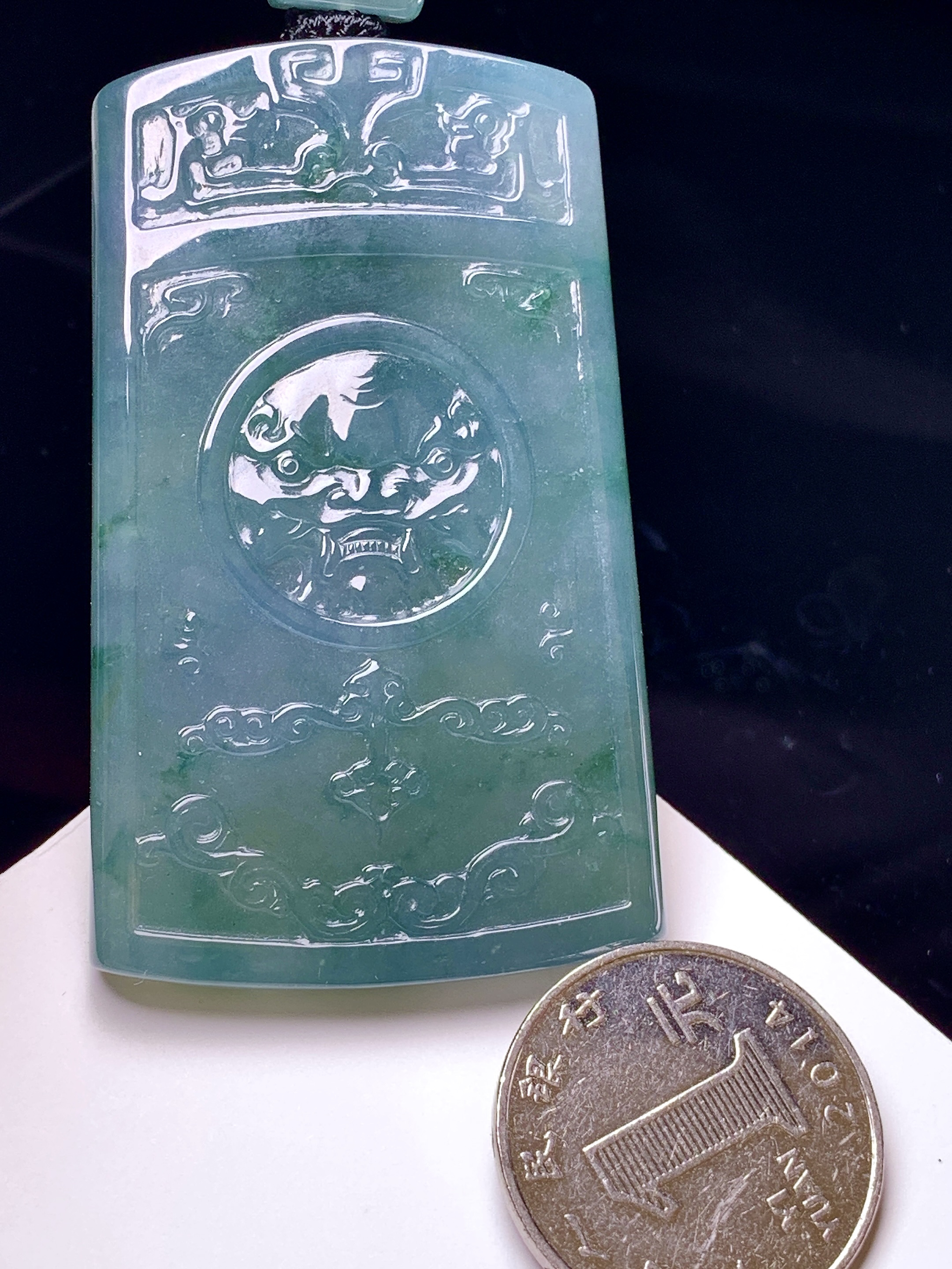 冰飘蓝牌吊坠 玉质细腻 色泽艳丽清新 整体尺寸63*38.2*5.6 L1