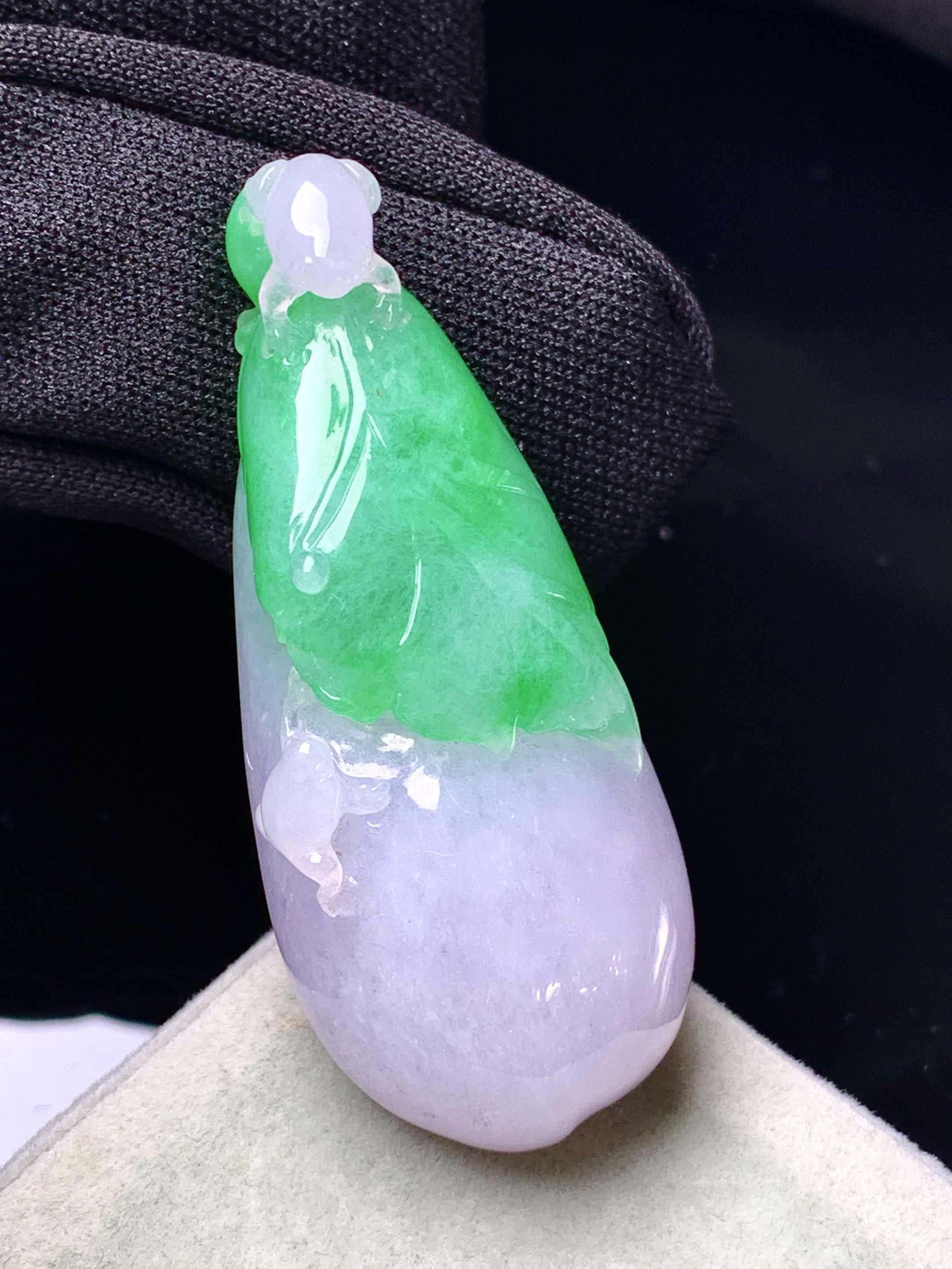 飘绿兰花吊坠 玉质细腻 色泽艳丽清新 整体尺寸50.8*21.5*13.3 w