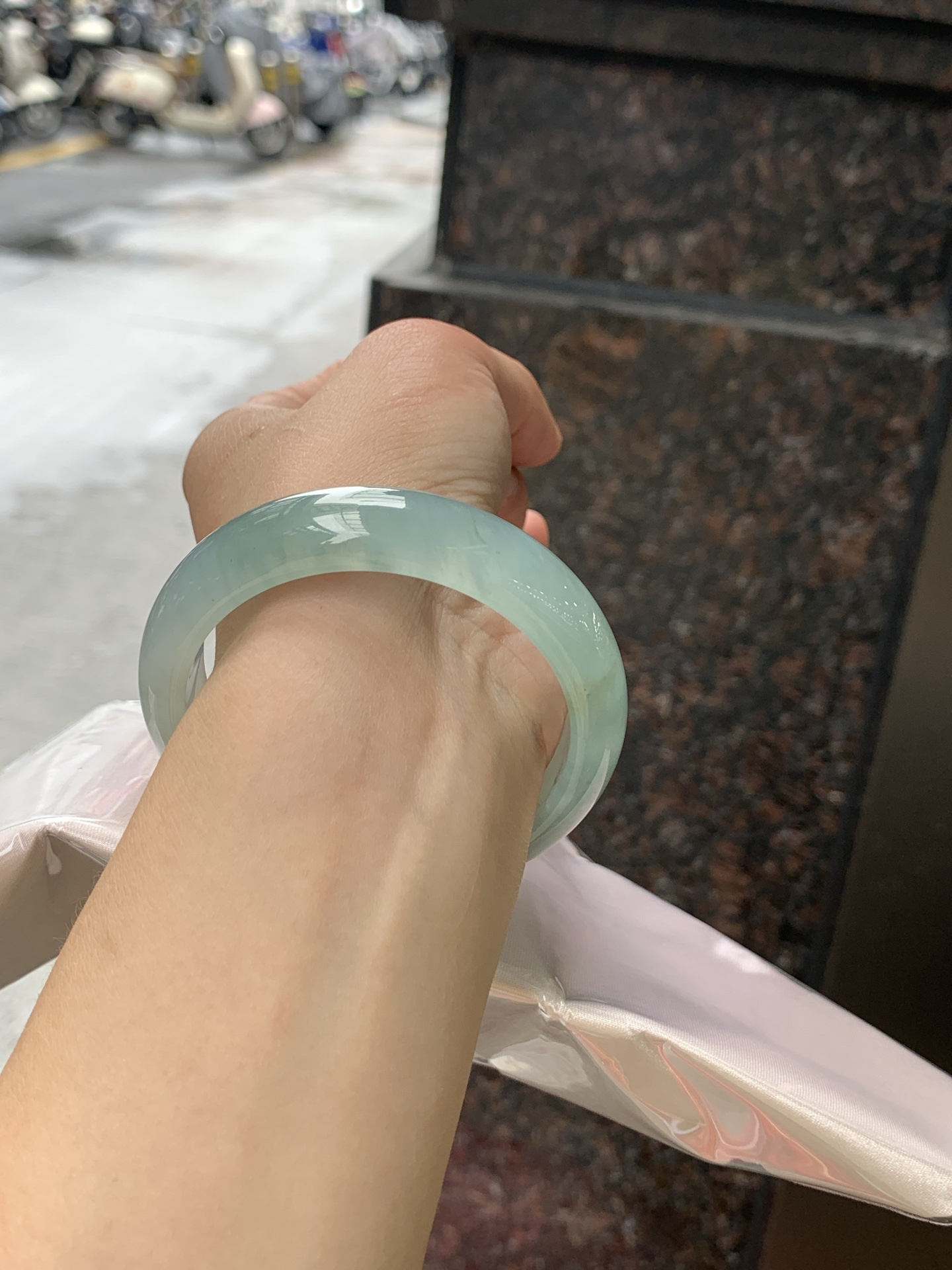 冰蓝正圈 53.9-13.8-7.6 0628-SJ-127 打灯纹裂，湖水蓝底色均匀分布，清爽耐看