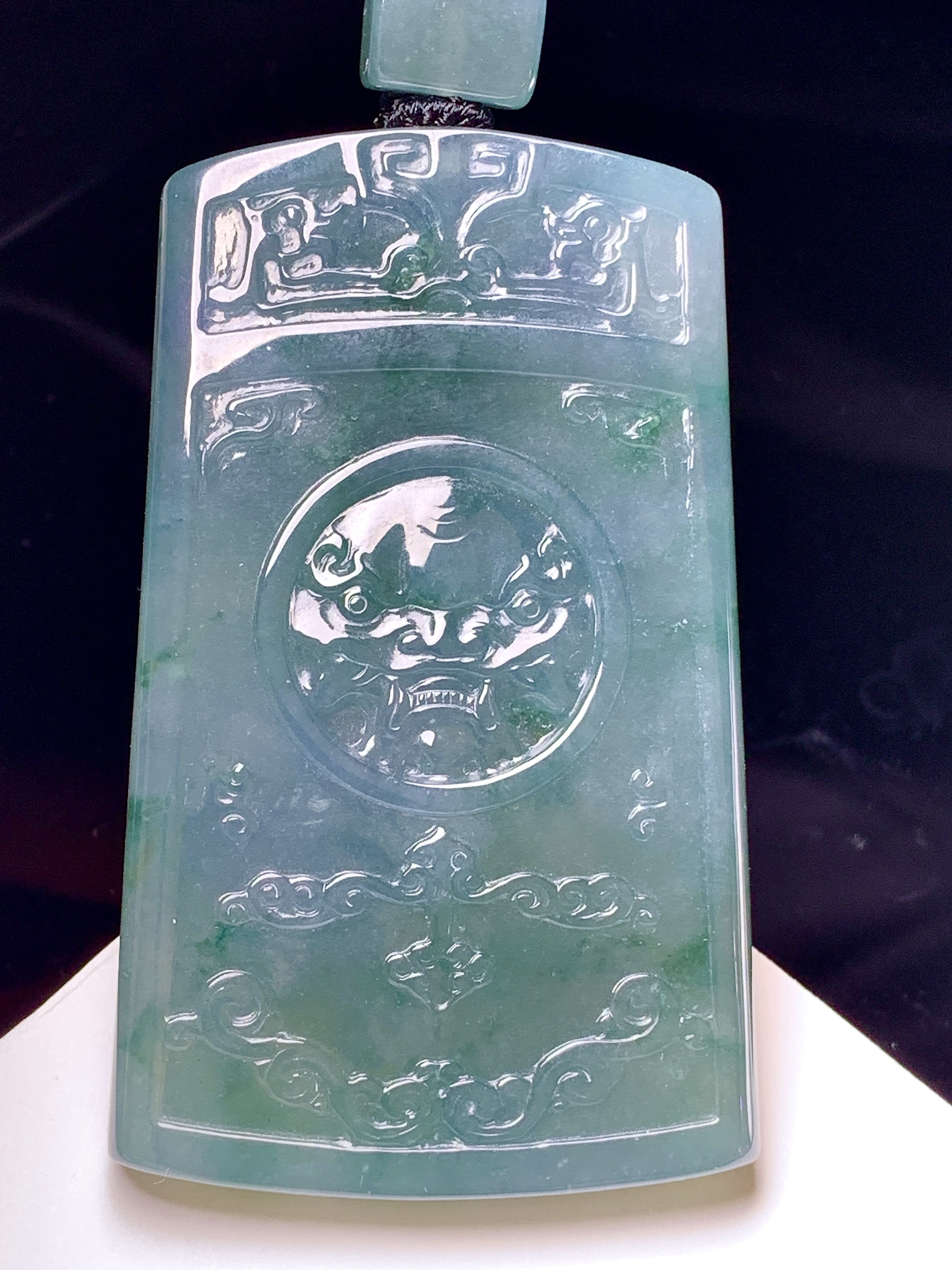 冰飘蓝牌吊坠 玉质细腻 色泽艳丽清新 整体尺寸63*38.2*5.6 L1
