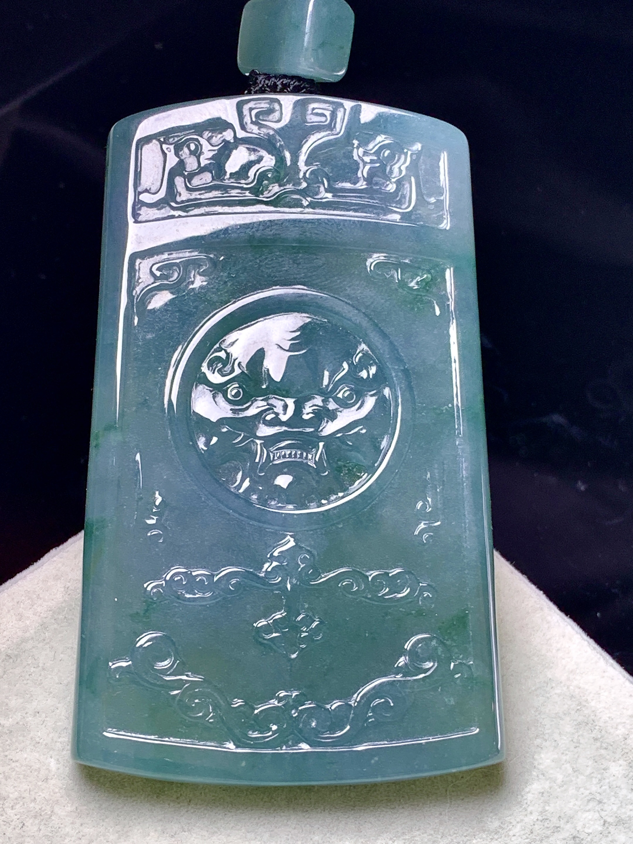 冰飘蓝牌吊坠 玉质细腻 色泽艳丽清新 整体尺寸63*38.2*5.6 L1