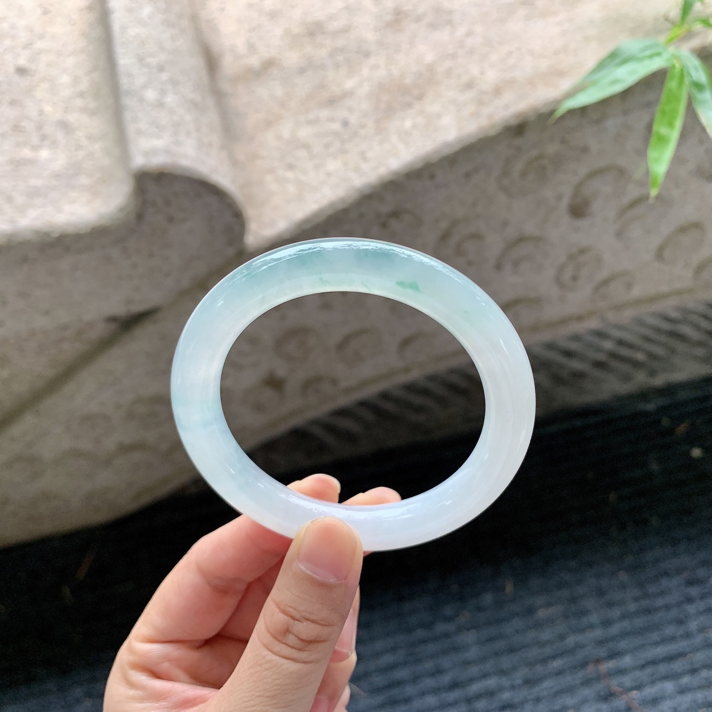 圆条54 55【圈口】54.8/10.2/9.7【编码】C5062825【描述】糯冰飘花，水润，种老，细腻，无裂