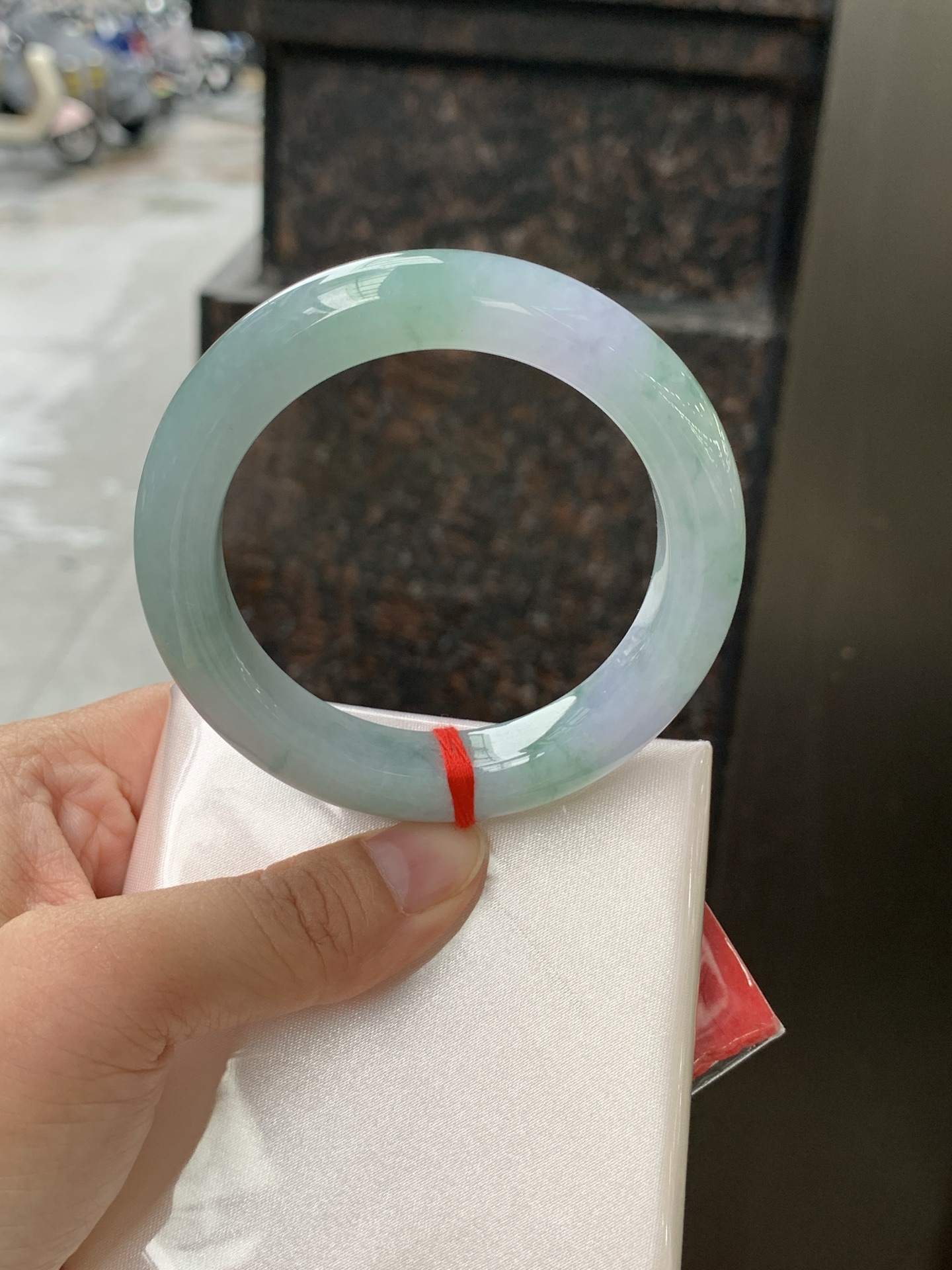 春彩正圈 0628-N930-12 淡紫底色交织果绿底色，底妆细腻温润，色泽自然柔和，一镯双色，韵味独特，日常佩戴超显气质。