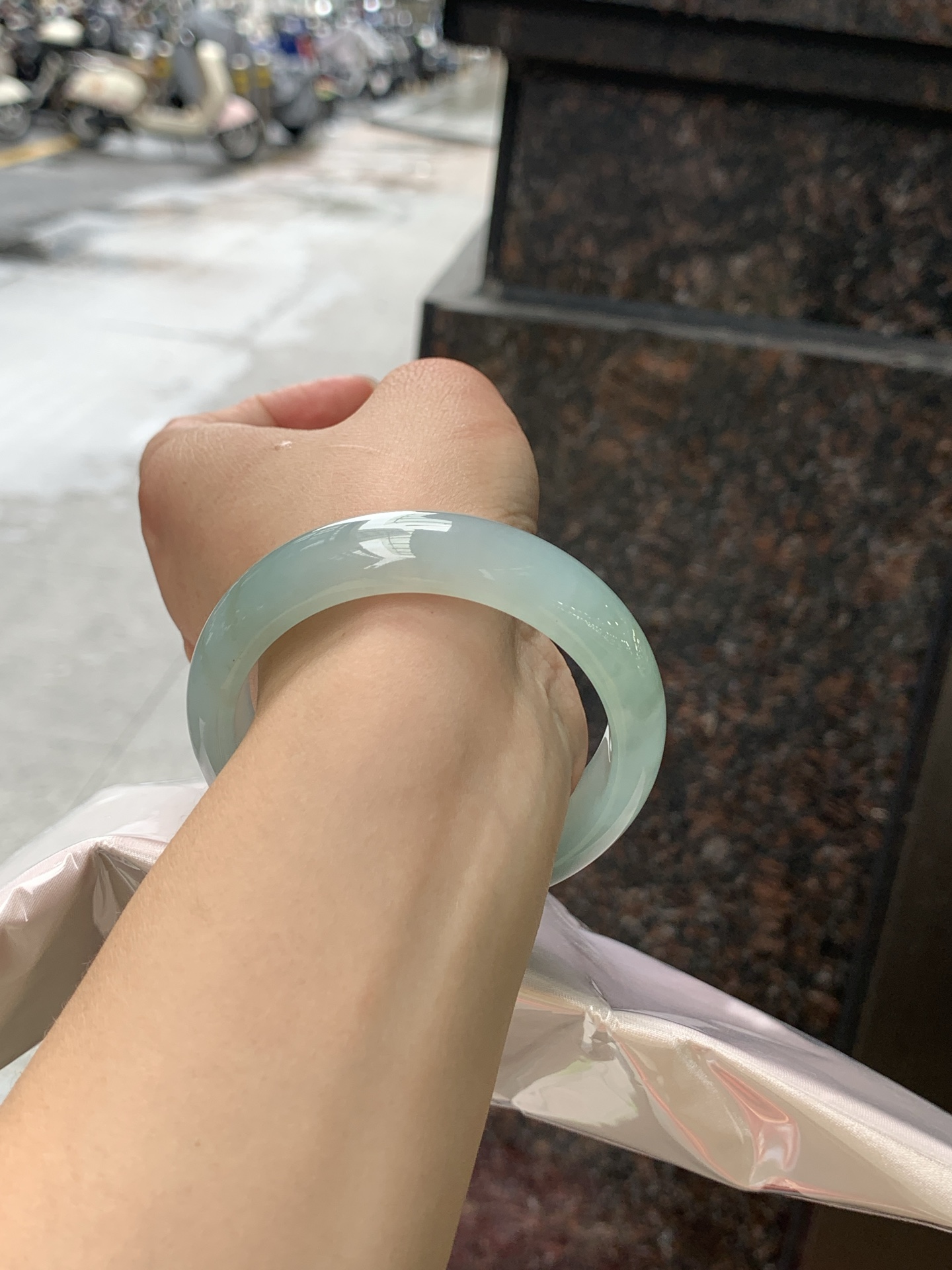 冰蓝正圈 53.9-13.8-7.6 0628-SJ-127 打灯纹裂，湖水蓝底色均匀分布，清爽耐看