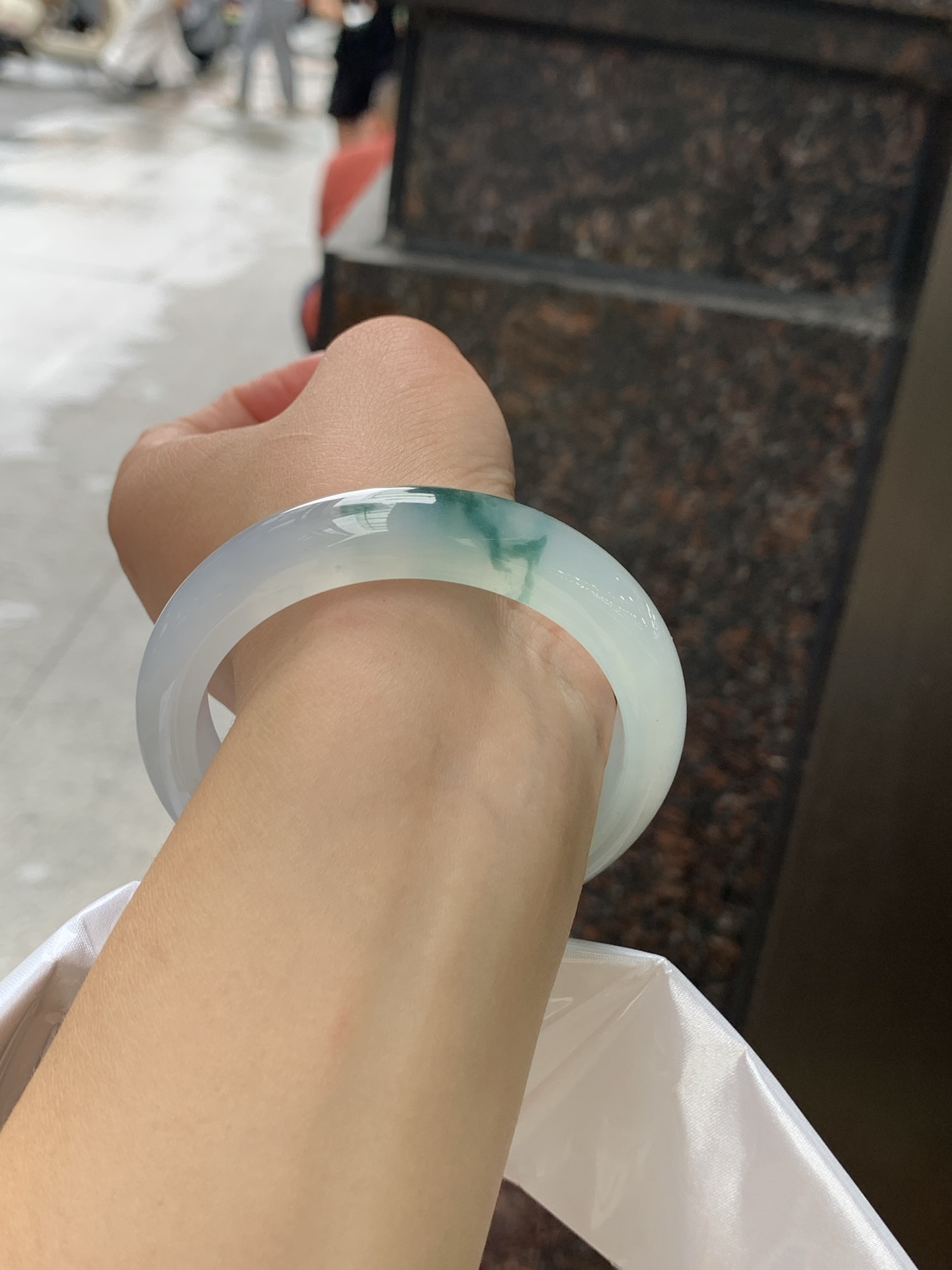 冰飘花正圈 56.5-12.4-8.6 0628-N1102-2 打灯纹裂，底妆胶润细腻，冰底中开出了朵朵兰花，飘花灵动飘逸，勾勒出一幅唯美诗意的山水意境画，古典优雅又秀气