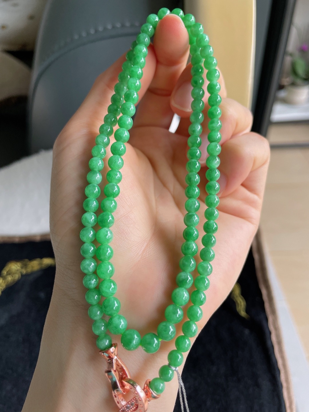 缅甸天然翡翠A货，冰满绿珠链，尺寸：5-5.5mm109颗。【编2982】
