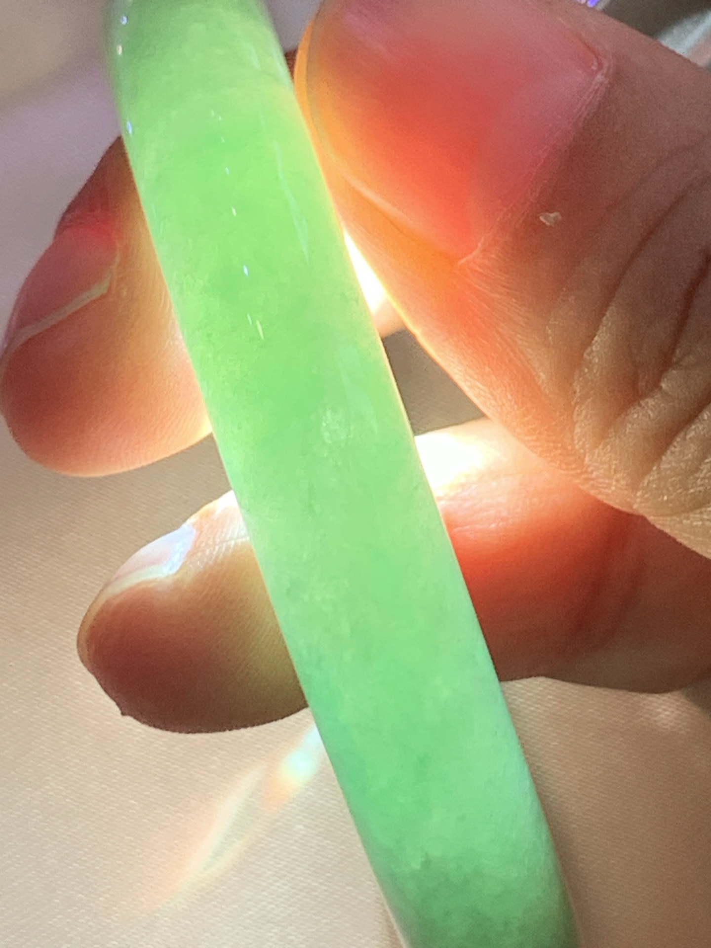 满绿正圈 50.4-9-7.2 0628-N1104 打灯冰晶，底妆细腻，满绿均匀果阳绿铺满，色泽均匀分布，举手投足之间散发出来的贵气感