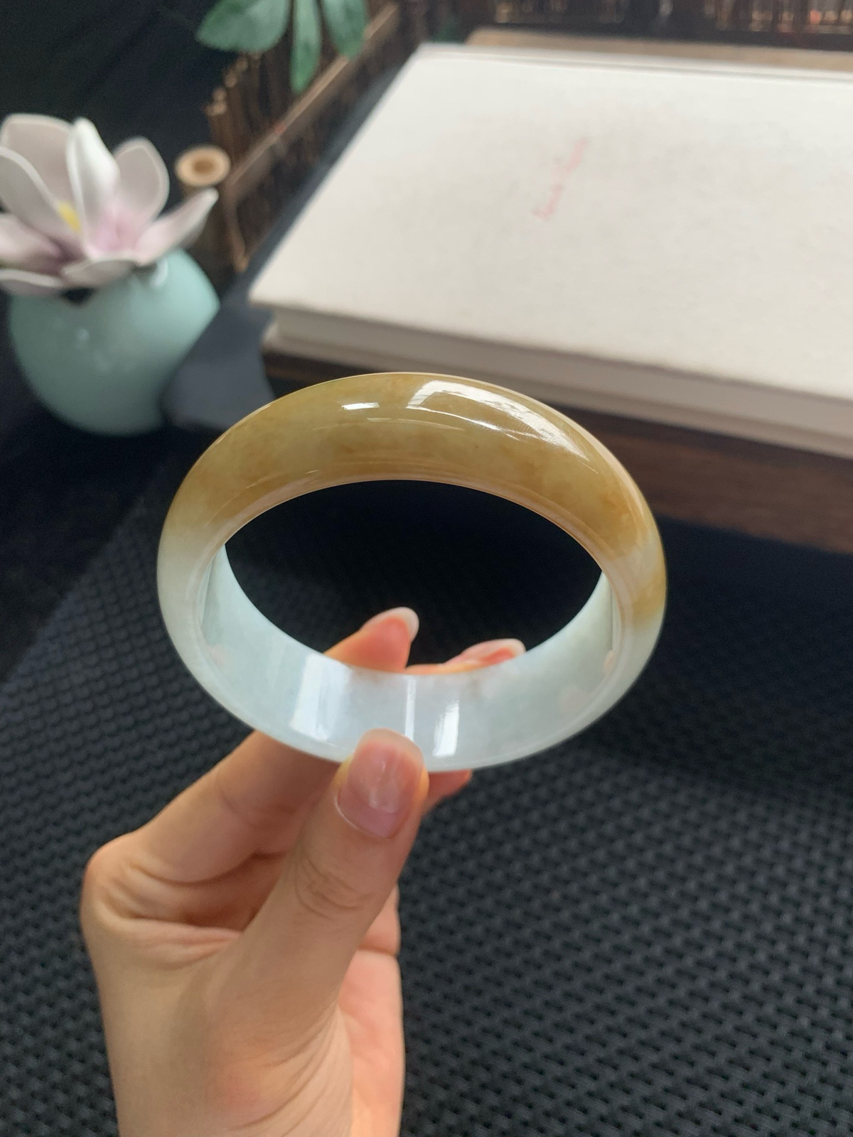 冰润飘黄翡宽版正圈手镯，圈口60.1-18.8-7.3，看到它就不禁联想“春日明媚”这个词。就好似秋日的落叶，这黄翡，似是春光无限，使整个镯子看上去更唯美，飘点点小绿意！更加吸引眼光！超美！完美！超值！