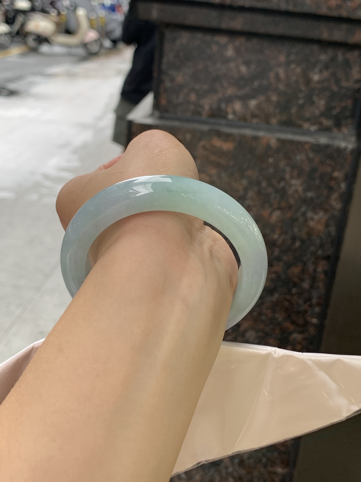 春彩正圈 56.4-12.2-9.7 0628-N930-14 淡紫底色交织果绿底色，底妆细腻温润，色泽自然柔和，一镯双色，韵味独特，日常佩戴超显气质。