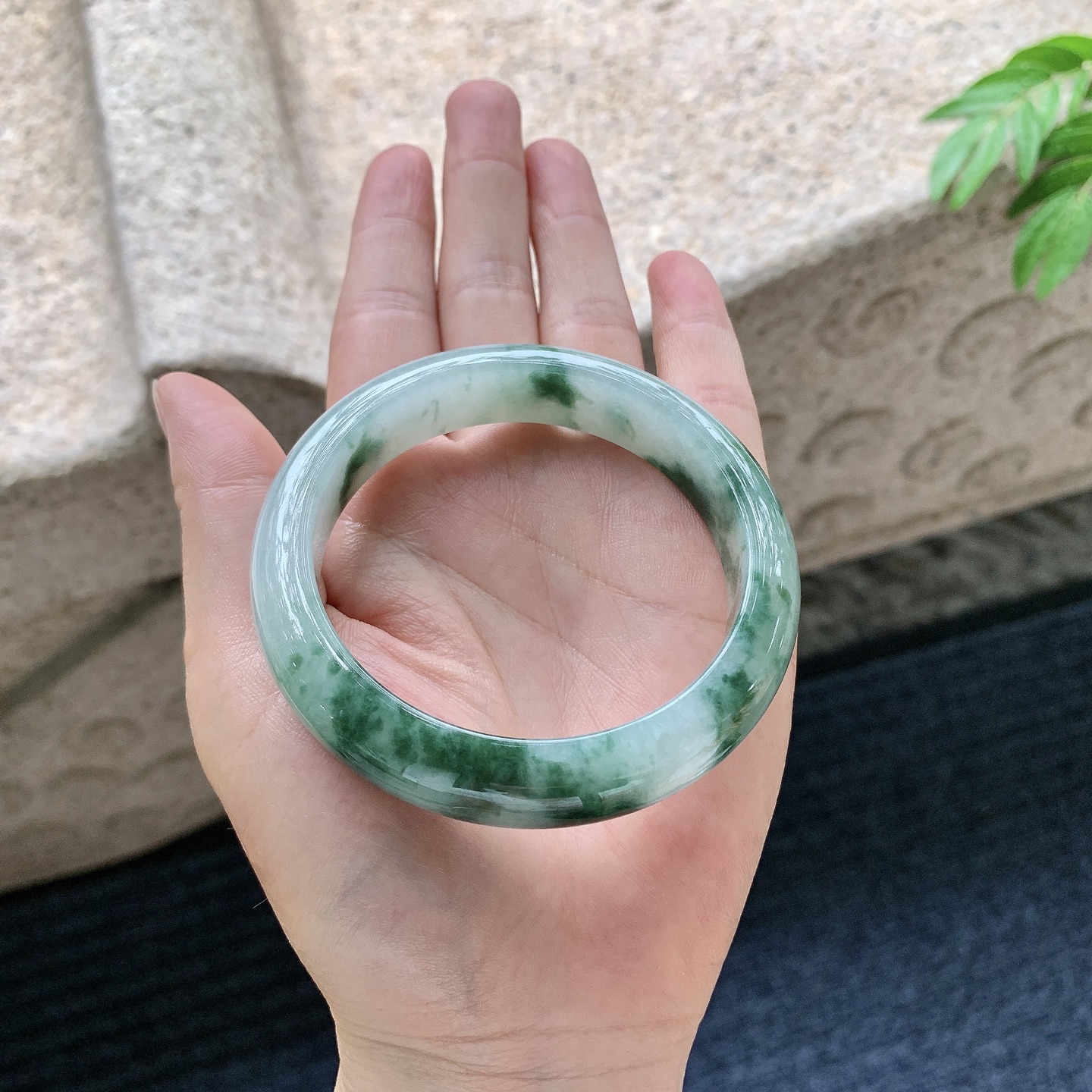 正圈56 57【圈口】57.2/12.9/8.7【编码】WW062812【描述】细糯飘花，水润，种老，细腻，无裂