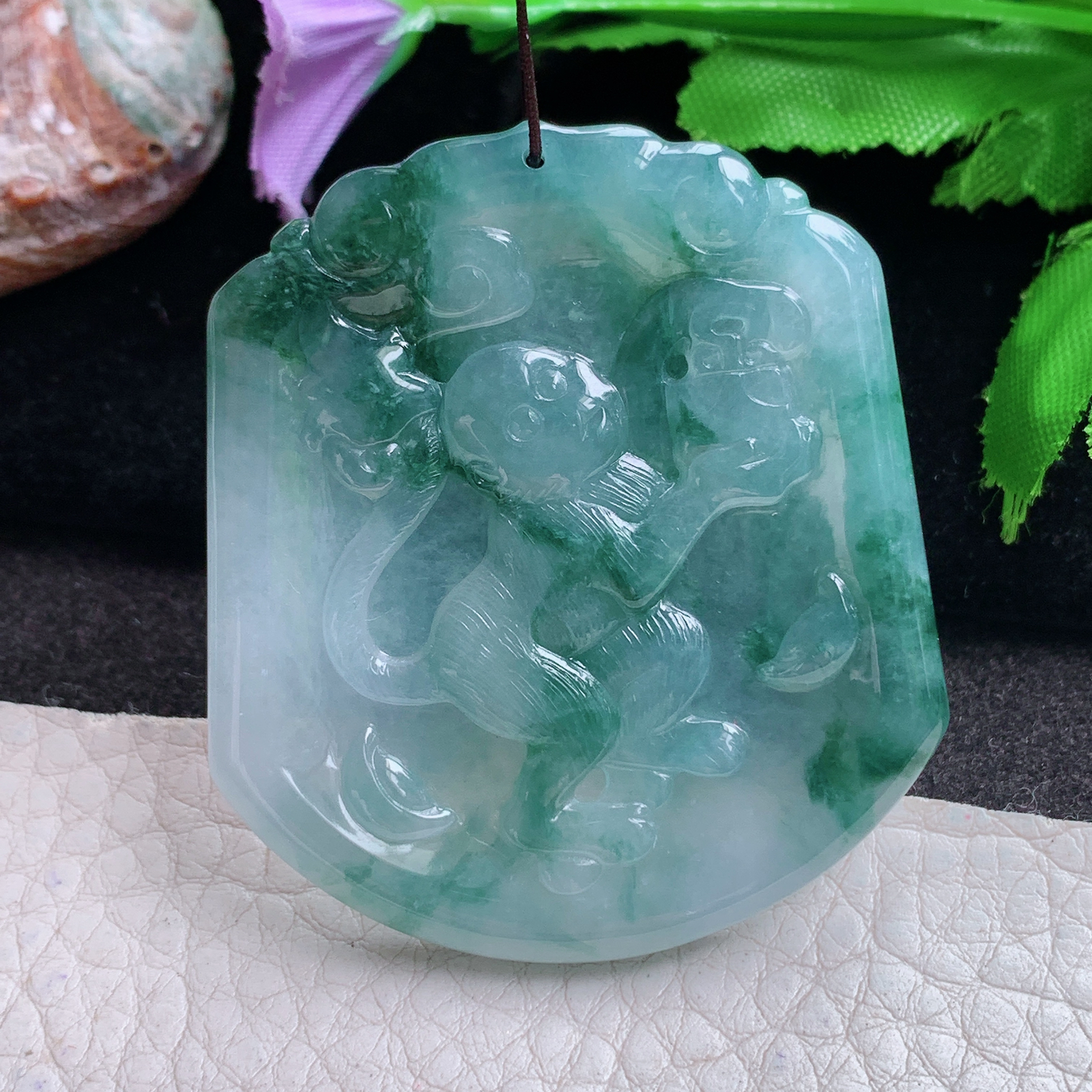 ktj实拍50.5*44.5*4.6缅甸翡翠a货精雕冰飘花灵猴抱寿桃 生肖猴玉吊坠