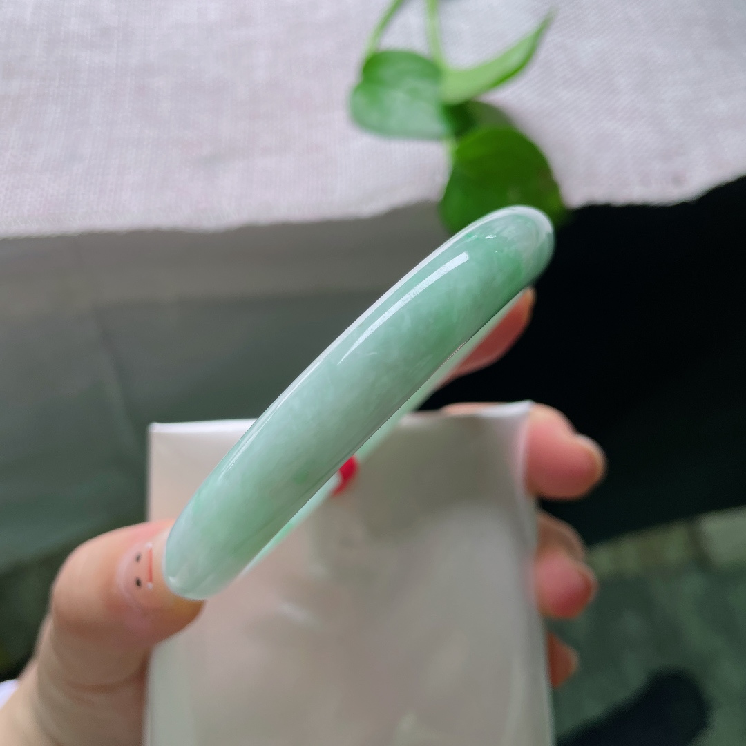 58.7/10.4/8.9，飘绿正圈，有纹，洒乌鸡，清新柳条绿飘花，玉质温润通透，绿意灵动雅致。ss55208a