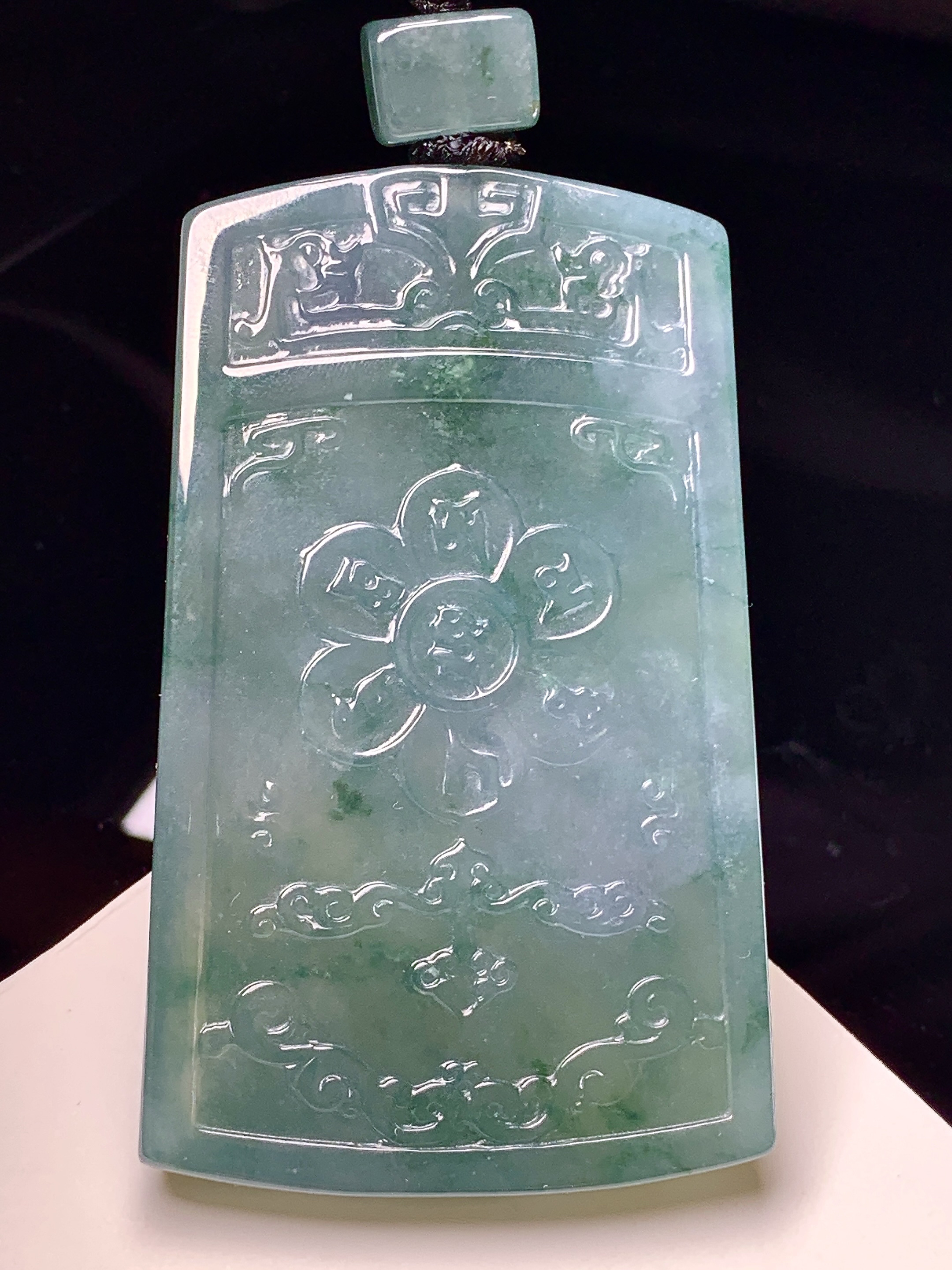 冰飘蓝牌吊坠 玉质细腻 色泽艳丽清新 整体尺寸63*38.2*5.6 L1