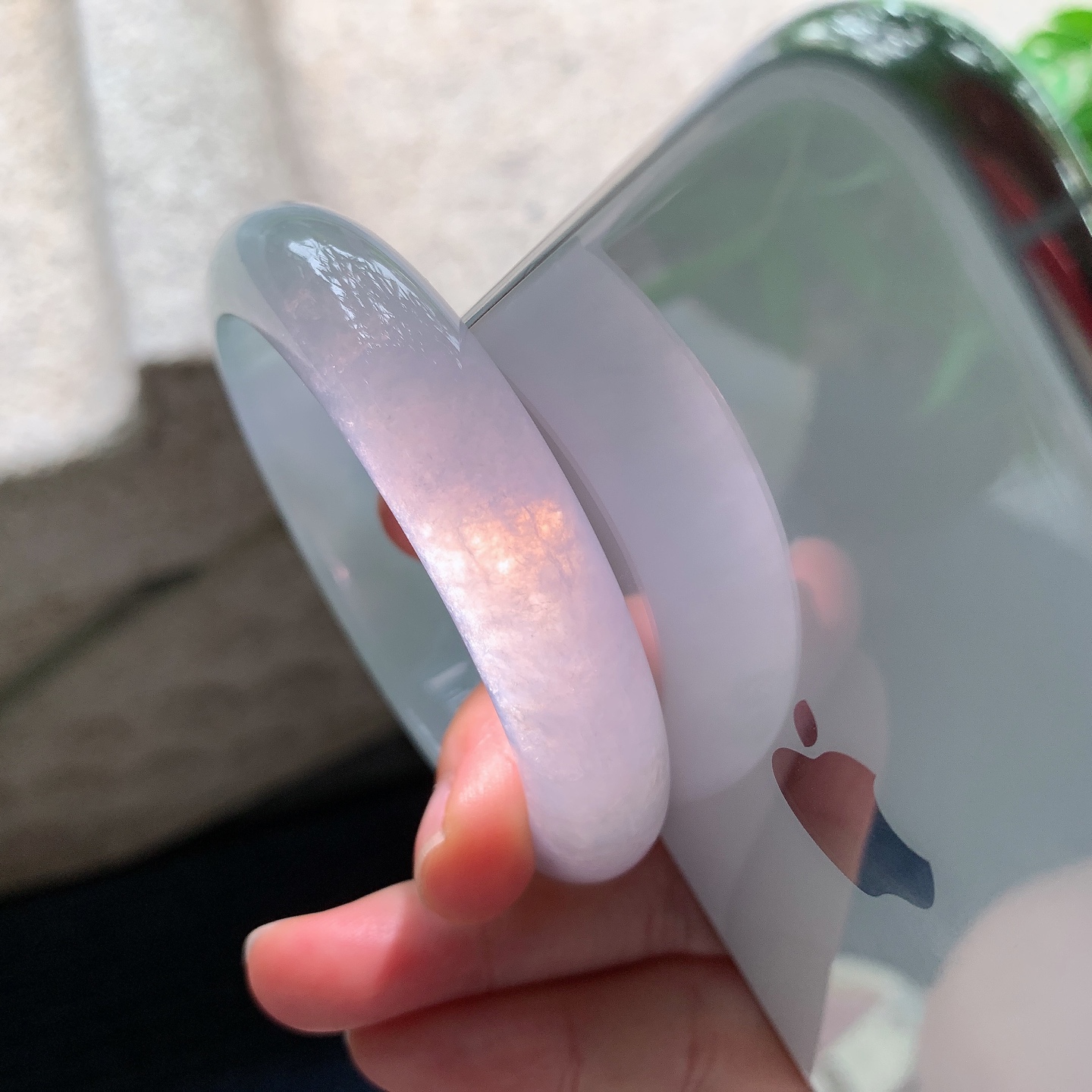 正圈55 56【圈口】55.9/12.8/8.4【编码】C5062826【描述】淡椿彩，水润，种老，细腻，有絮线