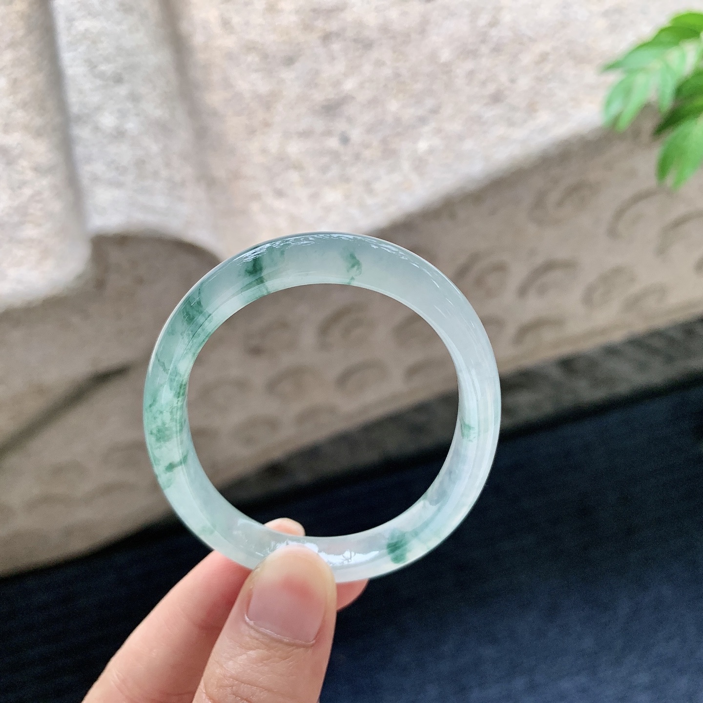 贵妃52 53【圈口】53/43/7.7/6.3【编码】C5062821【描述】冰飘花，清透，水润，种老，细腻，无裂