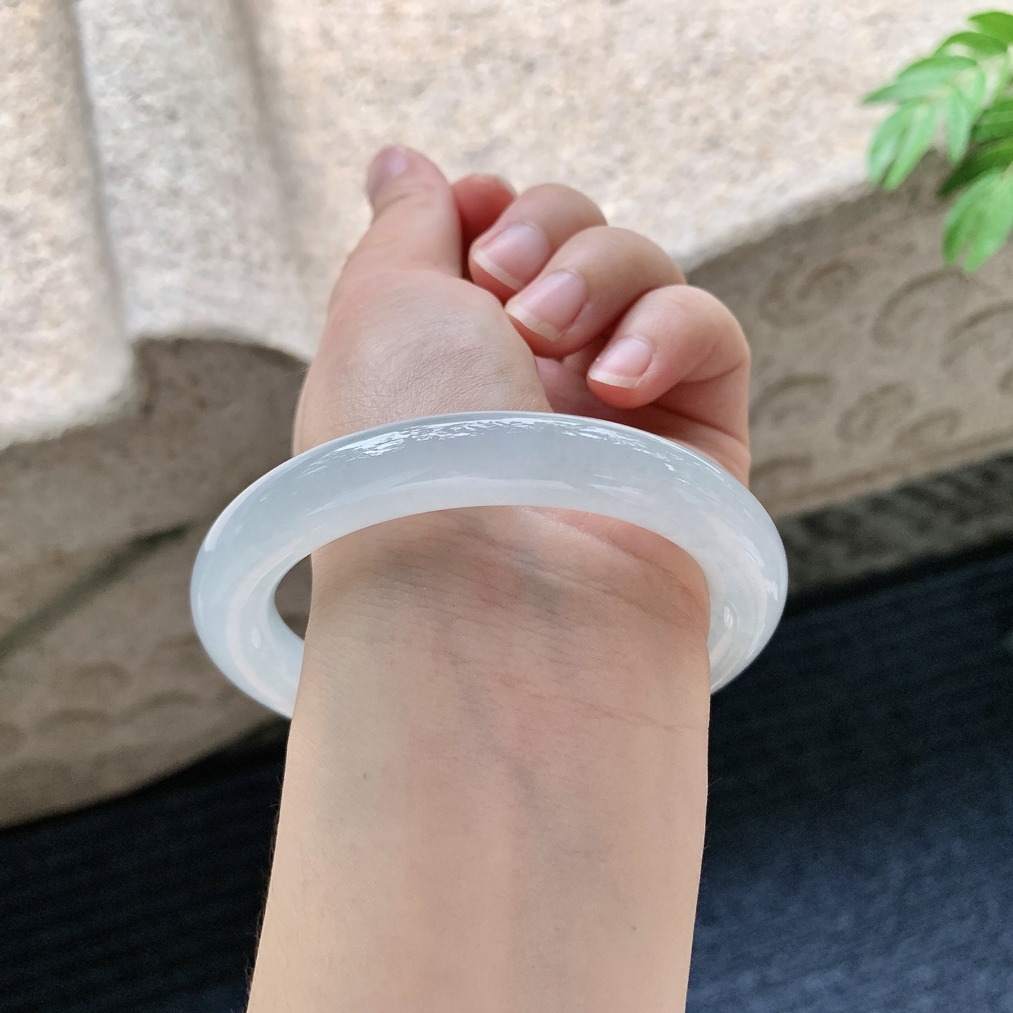 圆条58 59【圈口】59.3/10.4/10.5【编码】C5062820【描述】糯冰底色，水润，种老，细腻，打灯有棉线