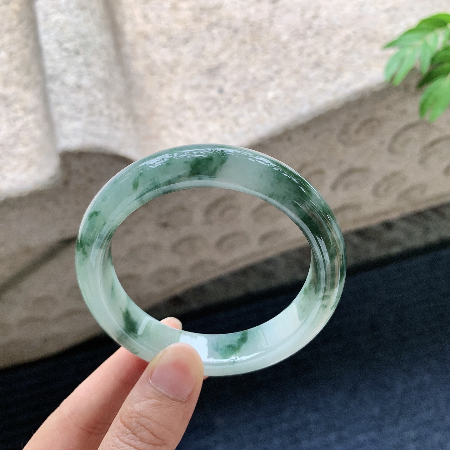 正圈56 57【圈口】57.2/12.9/8.7【编码】WW062812【描述】细糯飘花，水润，种老，细腻，无裂