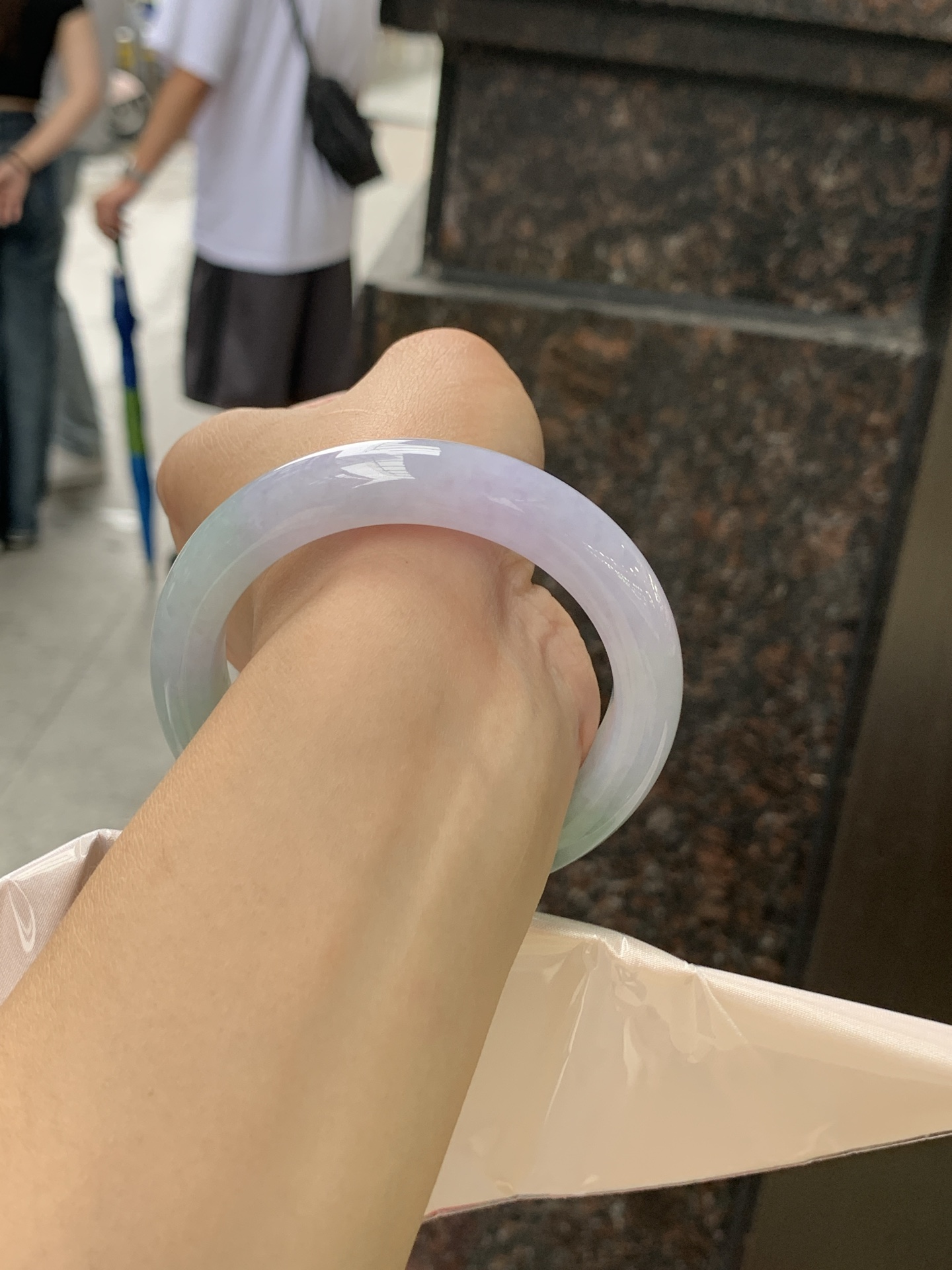 春彩正圈 0628-N930-10 无裂，淡紫底色交织果绿底色，底妆细腻温润，色泽自然柔和，一镯双色，韵味独特，日常佩戴超显气质。